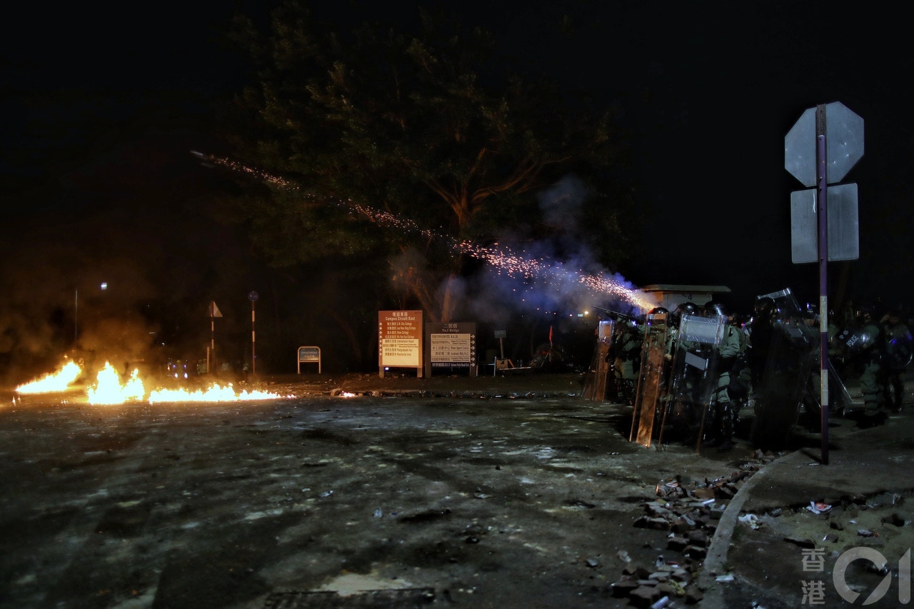 警方向中大校園發射催淚彈。(鄭子峰攝) 警方向中大校園發射催淚彈。(鄭子峰攝)