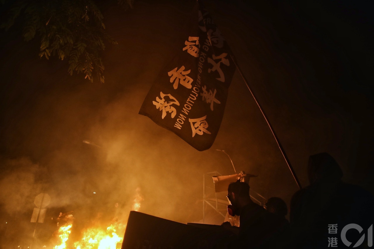 學生揮動「光復香港 時代革命」旗幟。(鄭子峰攝) 學生揮動「光復香港 時代革命」旗幟。(鄭子峰攝)