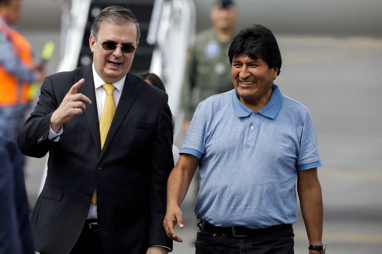 玻利維亞:圖為11月12日,已宣佈辭職的玻利維亞總統莫萊拉斯(Evo Morales)乘專機抵達墨西哥城(Mexico City),得到墨西哥外長埃布拉德(Marcelo Ebrard)(左一)親自迎接。(Reuters) 玻利維亞:圖為11月12日,已宣佈辭職的玻利維亞總統莫萊拉斯(Evo Morales)乘專機抵達墨西哥城(Mexico City),得到墨西哥外長埃布拉德(Marcelo Ebrard)(左一)親自迎接。(Reuters)