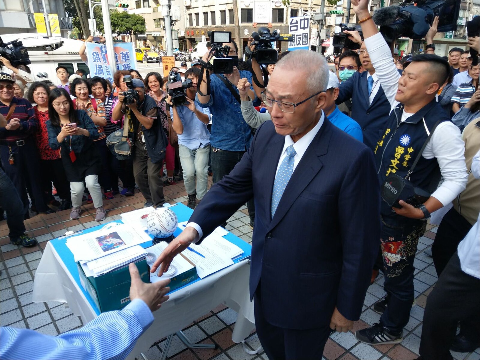 吳敦義忍住淚水,伸手與支持者握手。(楊騰凱/多維新聞) 吳敦義忍住淚水,伸手與支持者握手。(楊騰凱/多維新聞)