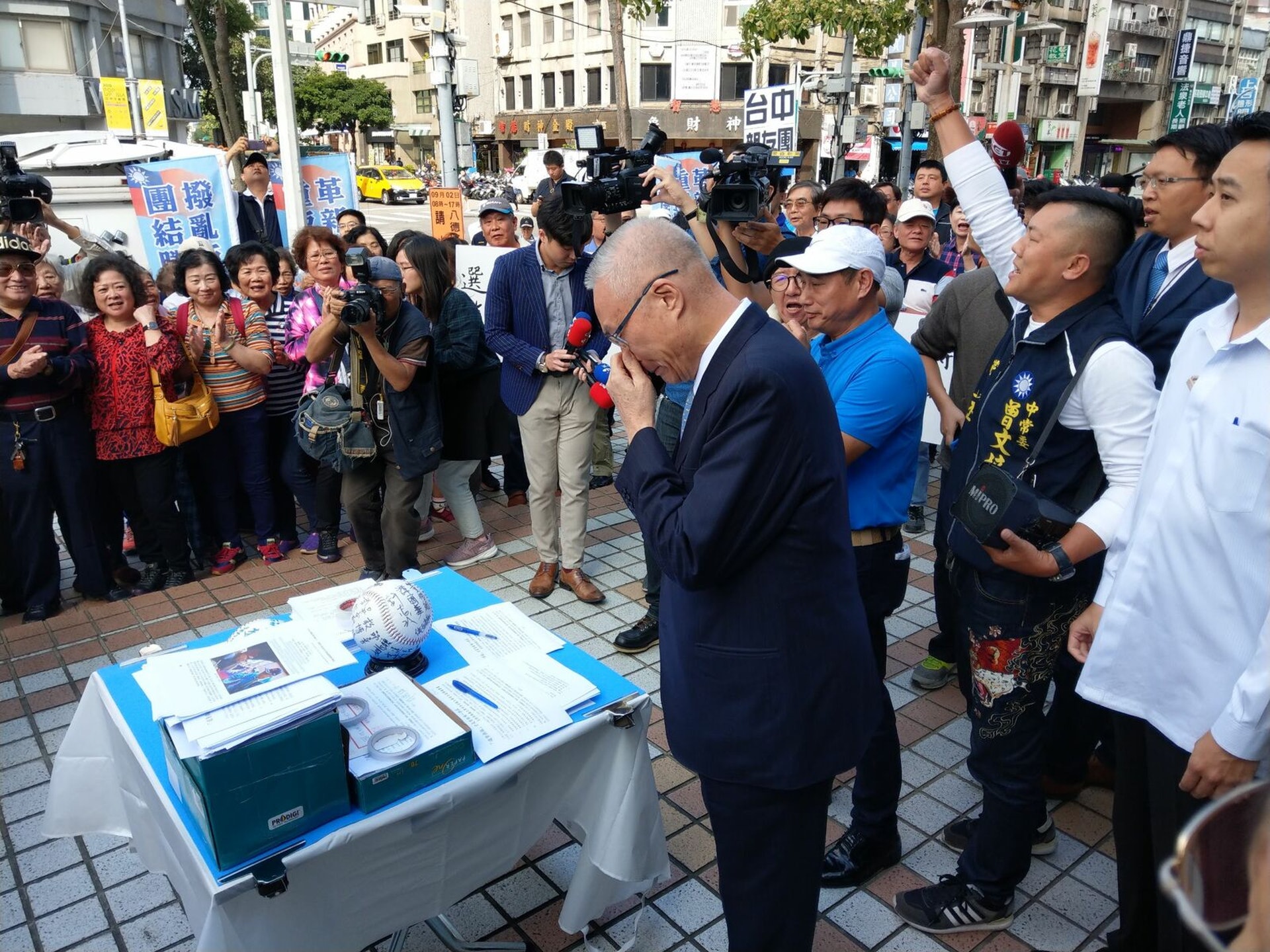 近百名支持者來到國民黨中央大門前高喊支持吳敦義進入立法院,吳敦義來到現場接待時不禁啜泣。(楊騰凱/多維新聞) 近百名支持者來到國民黨中央大門前高喊支持吳敦義進入立法院,吳敦義來到現場接待時不禁啜泣。(楊騰凱/多維新聞)