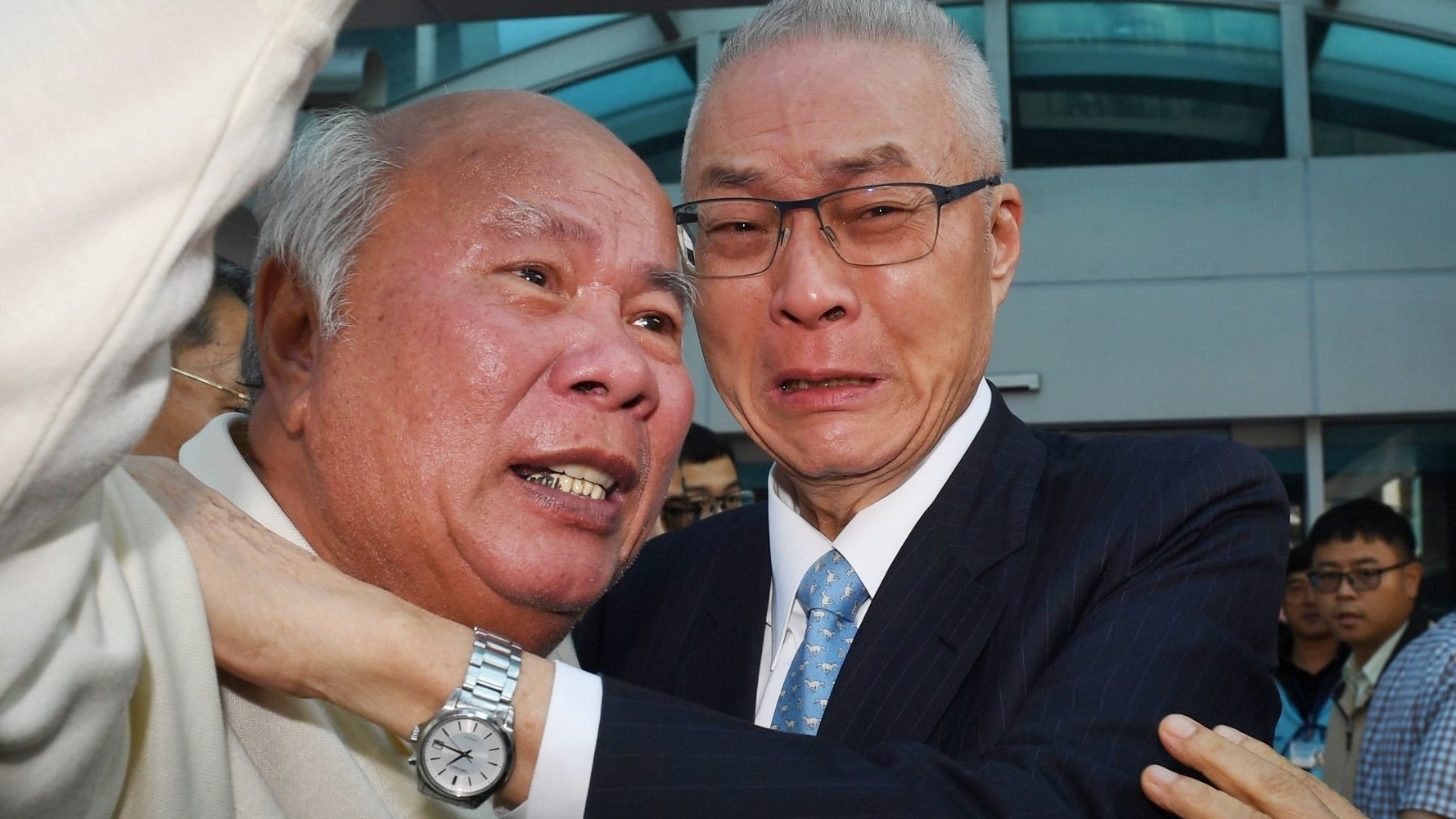【2020台灣大選】保送立委惹議 國民黨主席落淚擁抱支持者 【2020台灣大選】保送立委惹議 國民黨主席落淚擁抱支持者