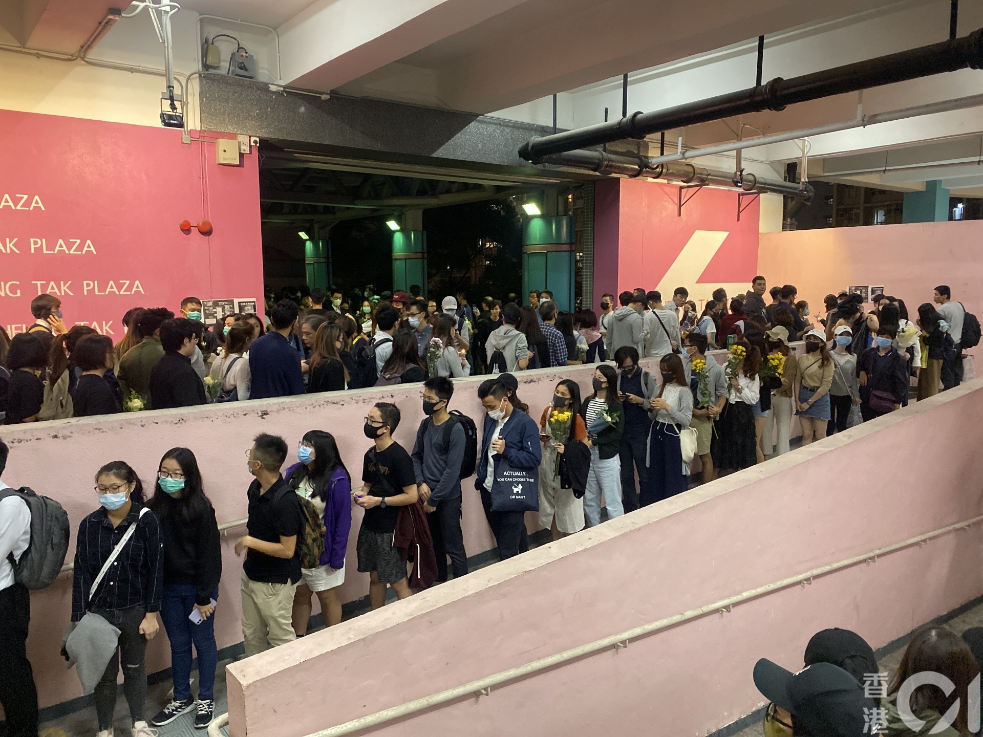 將軍澳尚德停車場市民魚貫等候進入停車場獻花。(陳浩然攝) 將軍澳尚德停車場市民魚貫等候進入停車場獻花。(陳浩然攝)