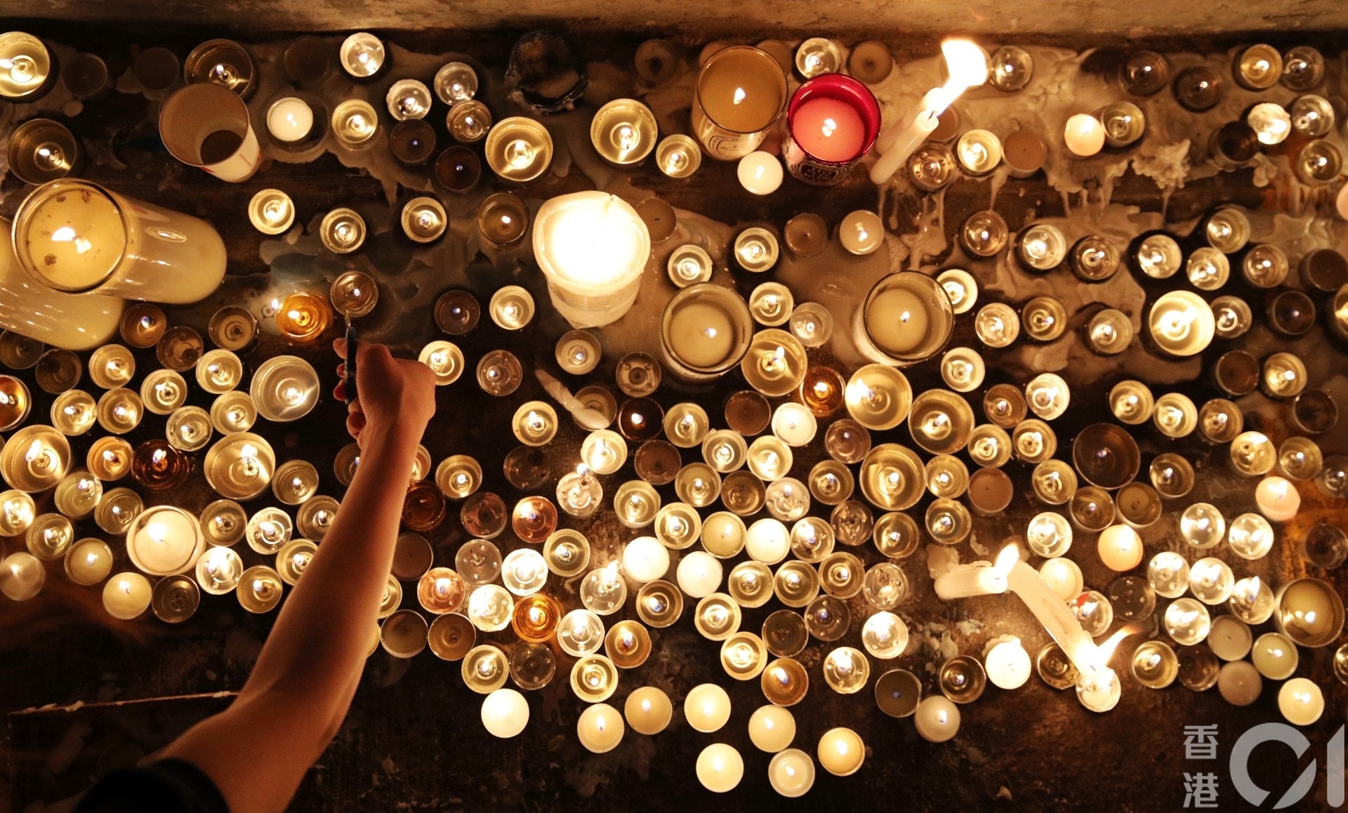 市民繼續點起燭光。(余俊亮攝) 市民繼續點起燭光。(余俊亮攝)