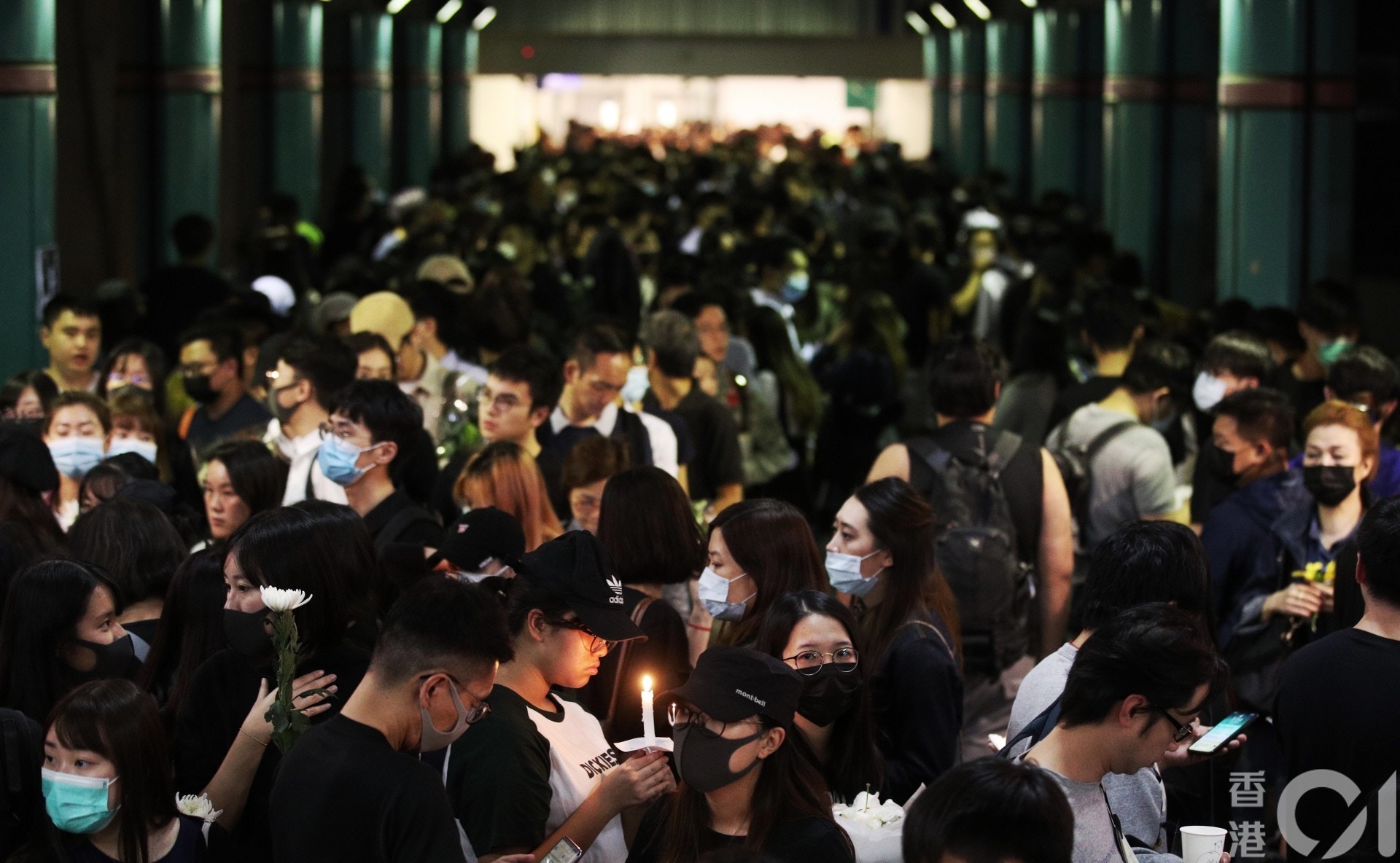 將軍澳尚德有超過千名市民耐心等候排隊進入停車場獻花。(余俊亮攝) 將軍澳尚德有超過千名市民耐心等候排隊進入停車場獻花。(余俊亮攝)