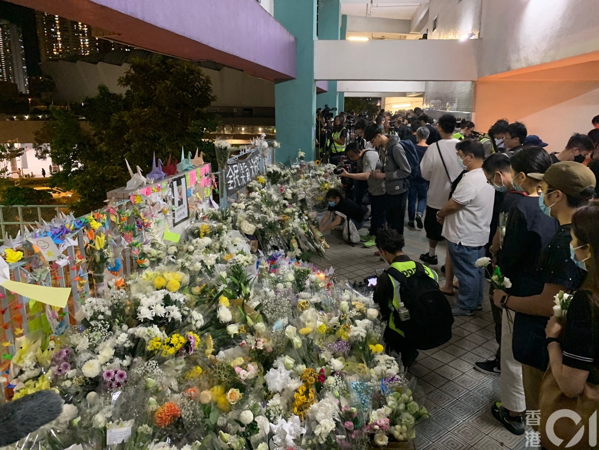 不少市民自備白花。(梁煥敏攝) 不少市民自備白花。(梁煥敏攝)