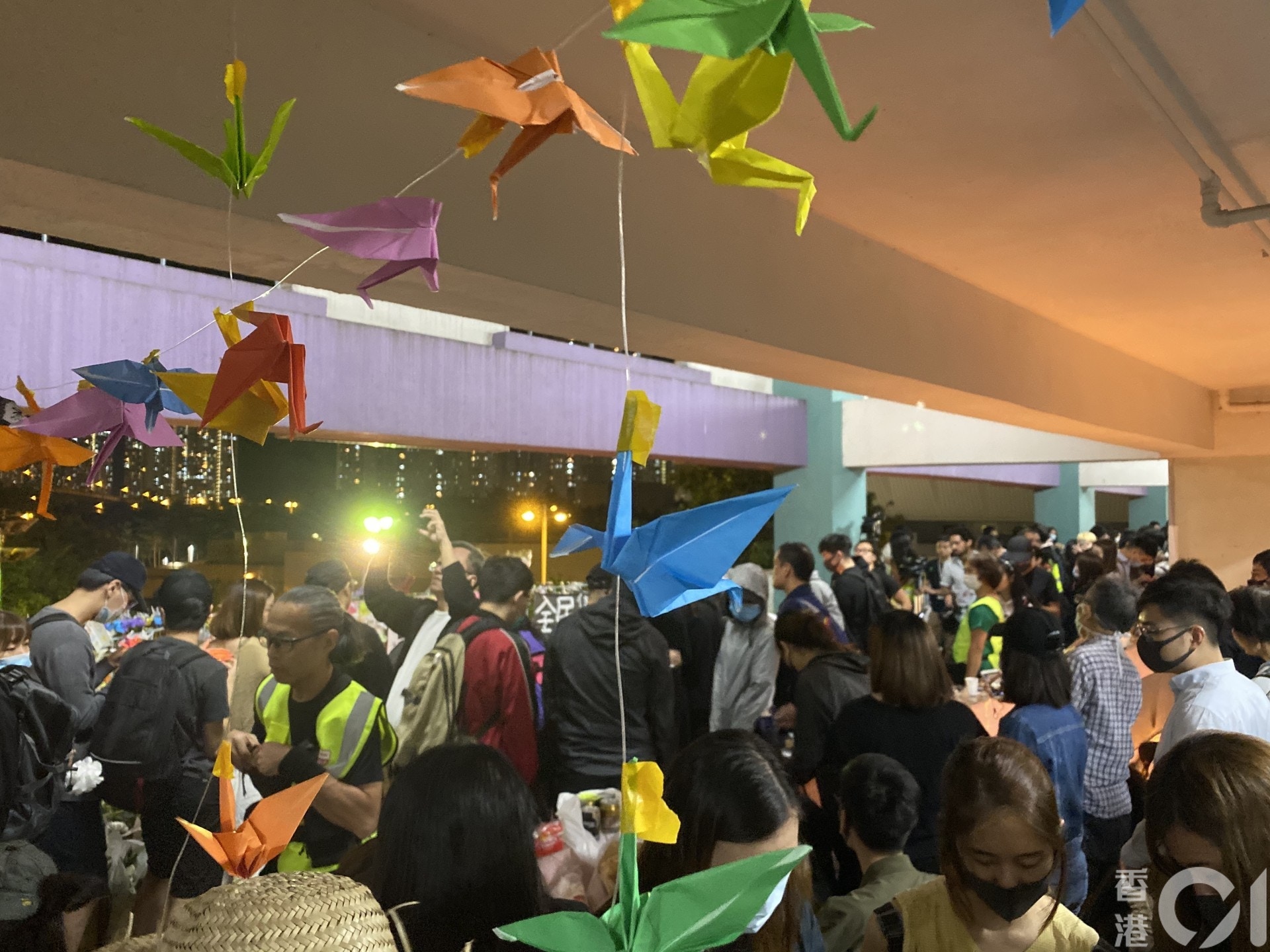 有人於場內摺紙鶴。(孔繁栩攝) 有人於場內摺紙鶴。(孔繁栩攝)