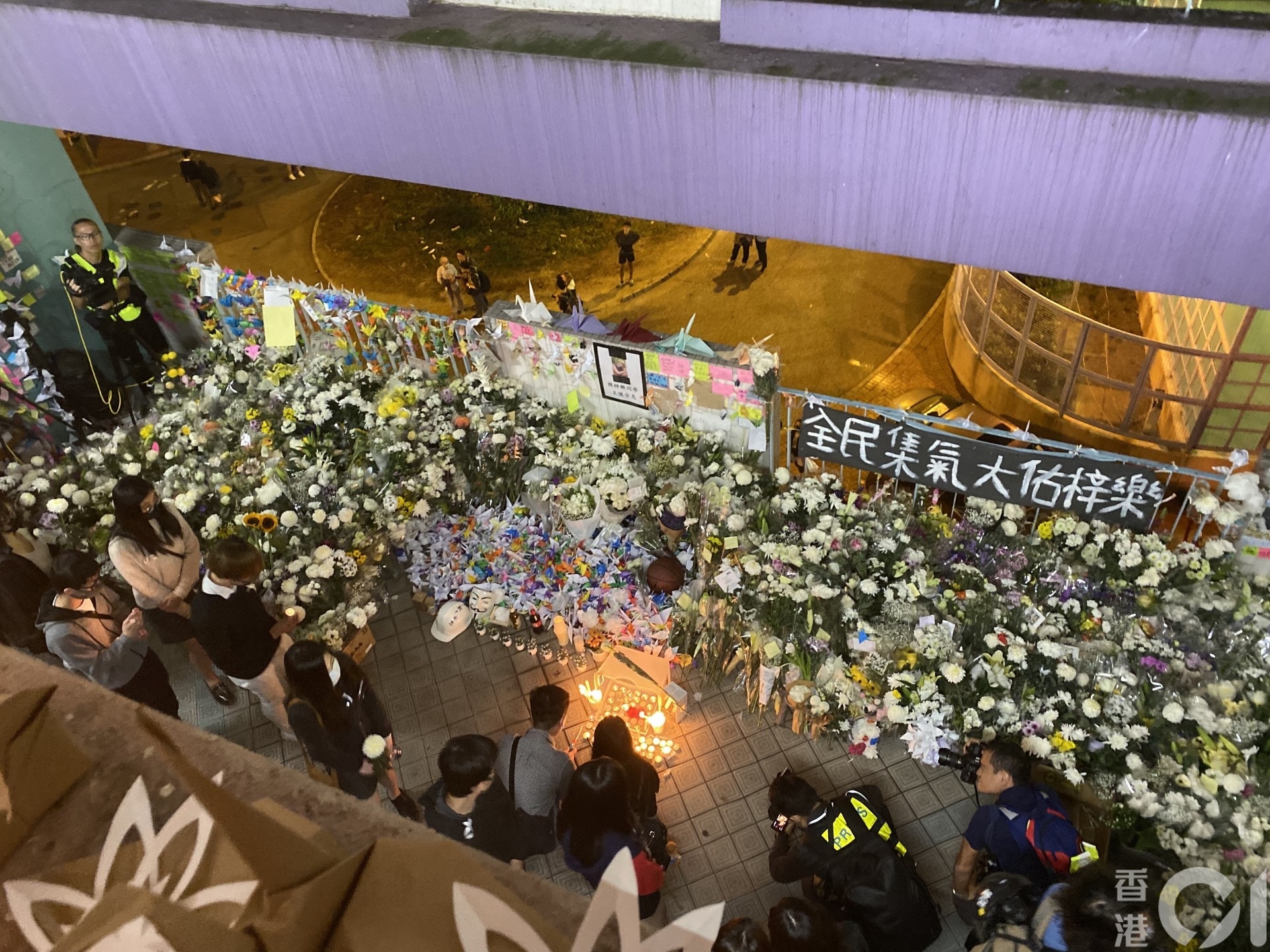 車場市民不斷獻花。(孔繁栩攝) 車場市民不斷獻花。(孔繁栩攝)