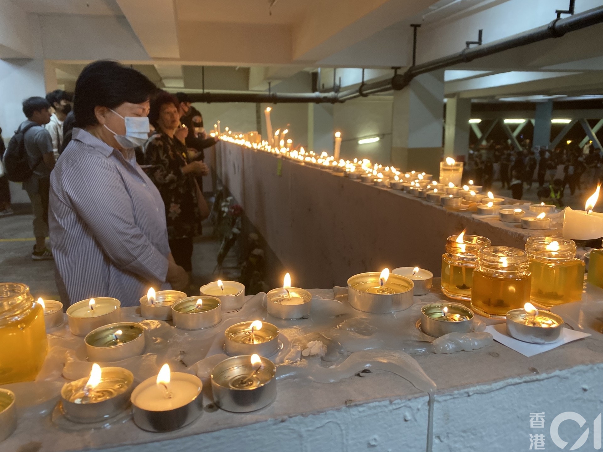 場內市民燃起點點燭光。(孔繁栩攝) 場內市民燃起點點燭光。(孔繁栩攝)