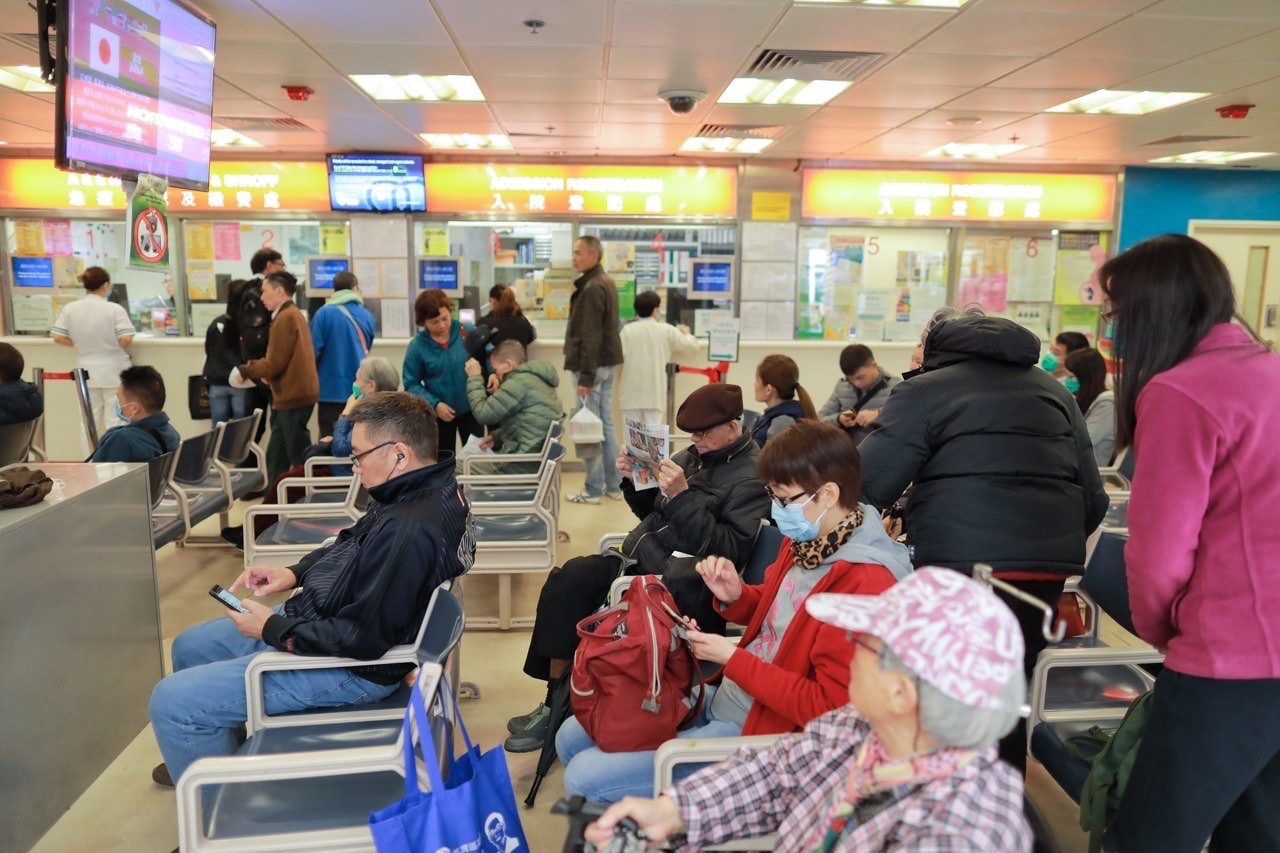 公立醫院病房、急症室在冬季流感高峰期間經常擠滿人。（資料圖片）
