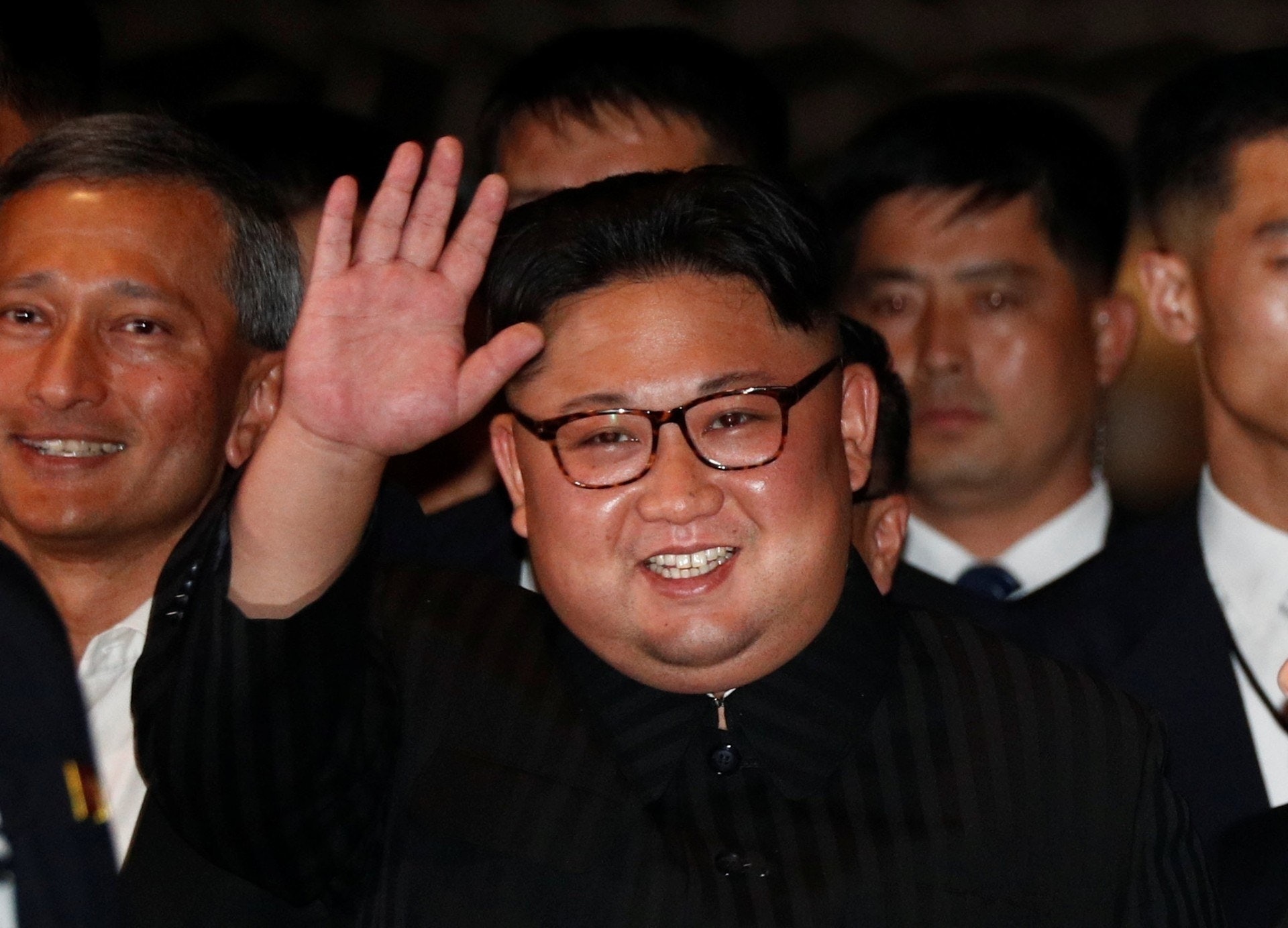 特金會:金正恩的外型以及他的豪華享受一直吸引不少媒體報道。圖為2018年6月11日晚,他在新加坡出席特金會期間,離開其在下榻的酒店,前往著名旅遊景點觀光。(Reuters) 特金會:金正恩的外型以及他的豪華享受一直吸引不少媒體報道。圖為2018年6月11日晚,他在新加坡出席特金會期間,離開其在下榻的酒店,前往著名旅遊景點觀光。(Reuters)