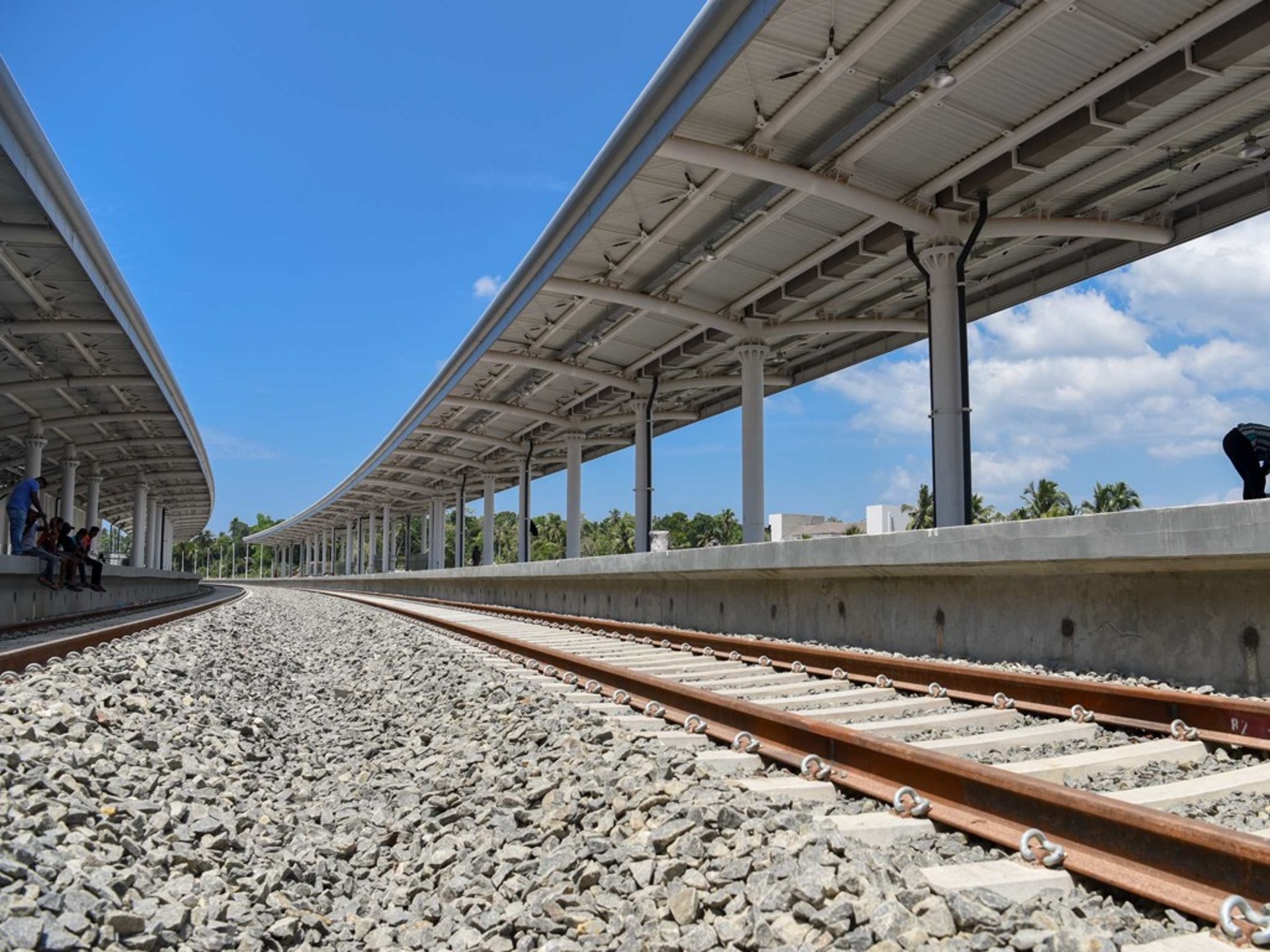 4月8日,由中國企業承建的斯里蘭卡南部鐵路延長線一期項目正式通車。(新華社)
