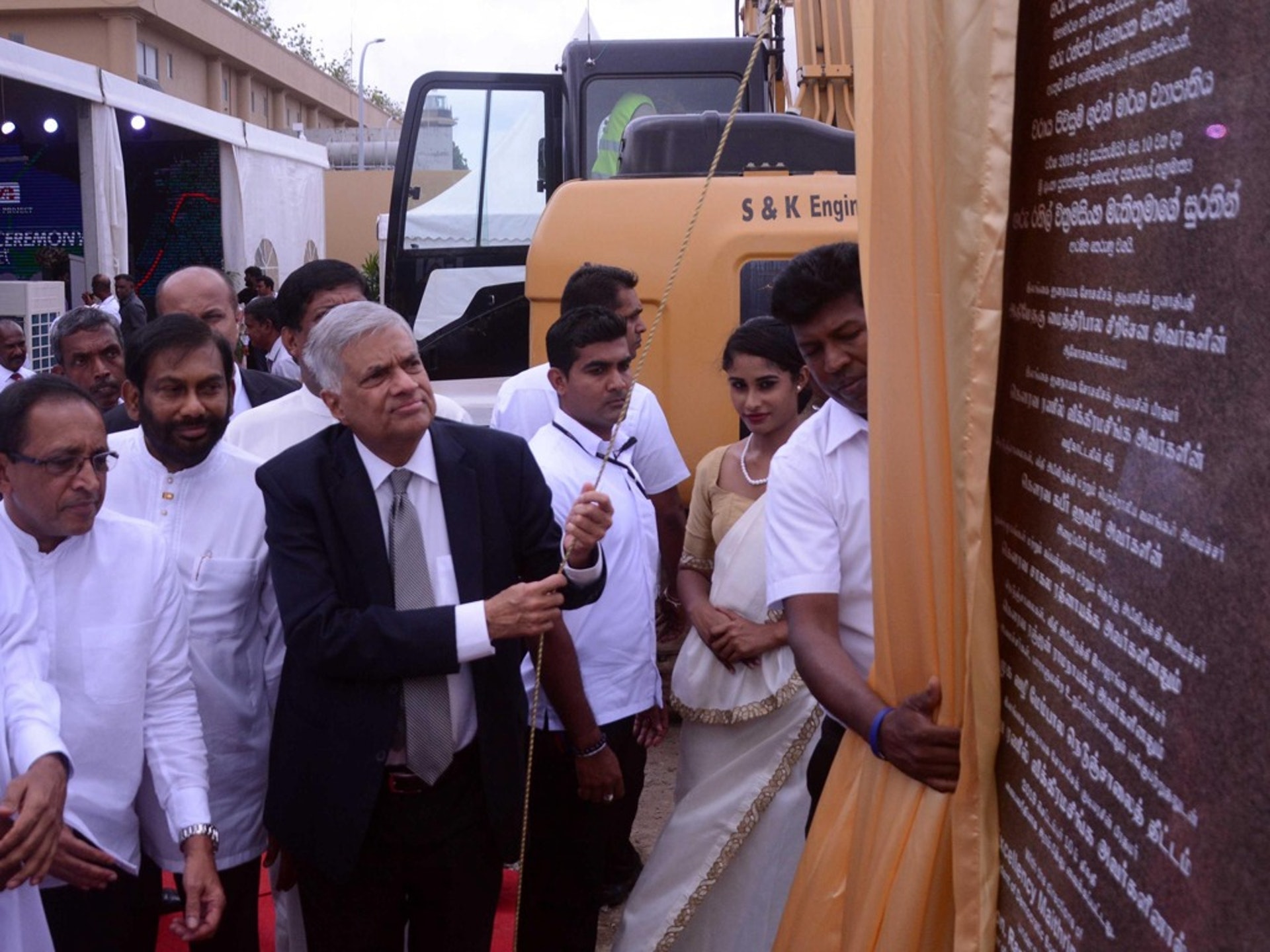 9月10日,時任斯里蘭卡總理維克勒馬辛哈為科倫坡港口城高架橋項目動工儀式揭幕。(新華社)