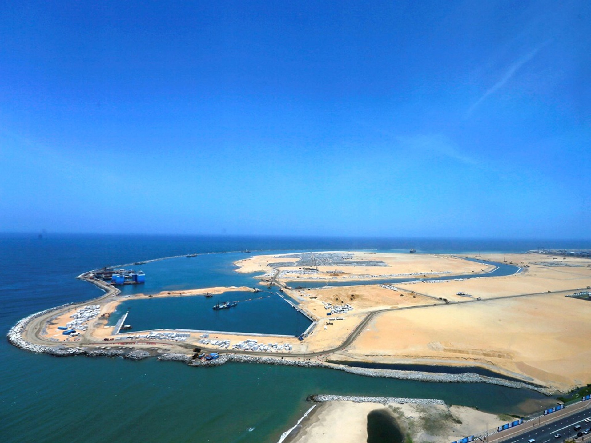 中國企業在斯里蘭卡投資建設大量項目。圖為中斯兩國共同開發的科倫坡港口城項目。(VCG)