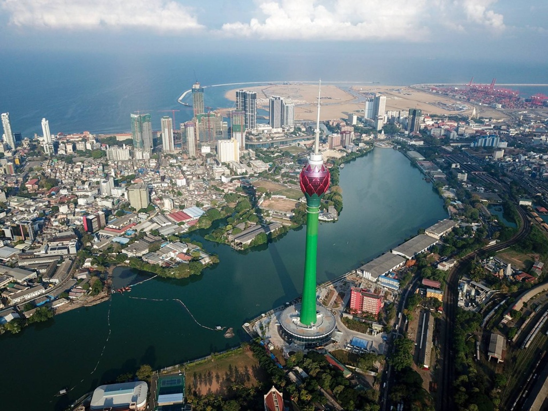 斯里蘭卡科倫坡蓮花電視塔,這是中斯兩國在「一帶一路」建設中的重要合作項目。(新華社)