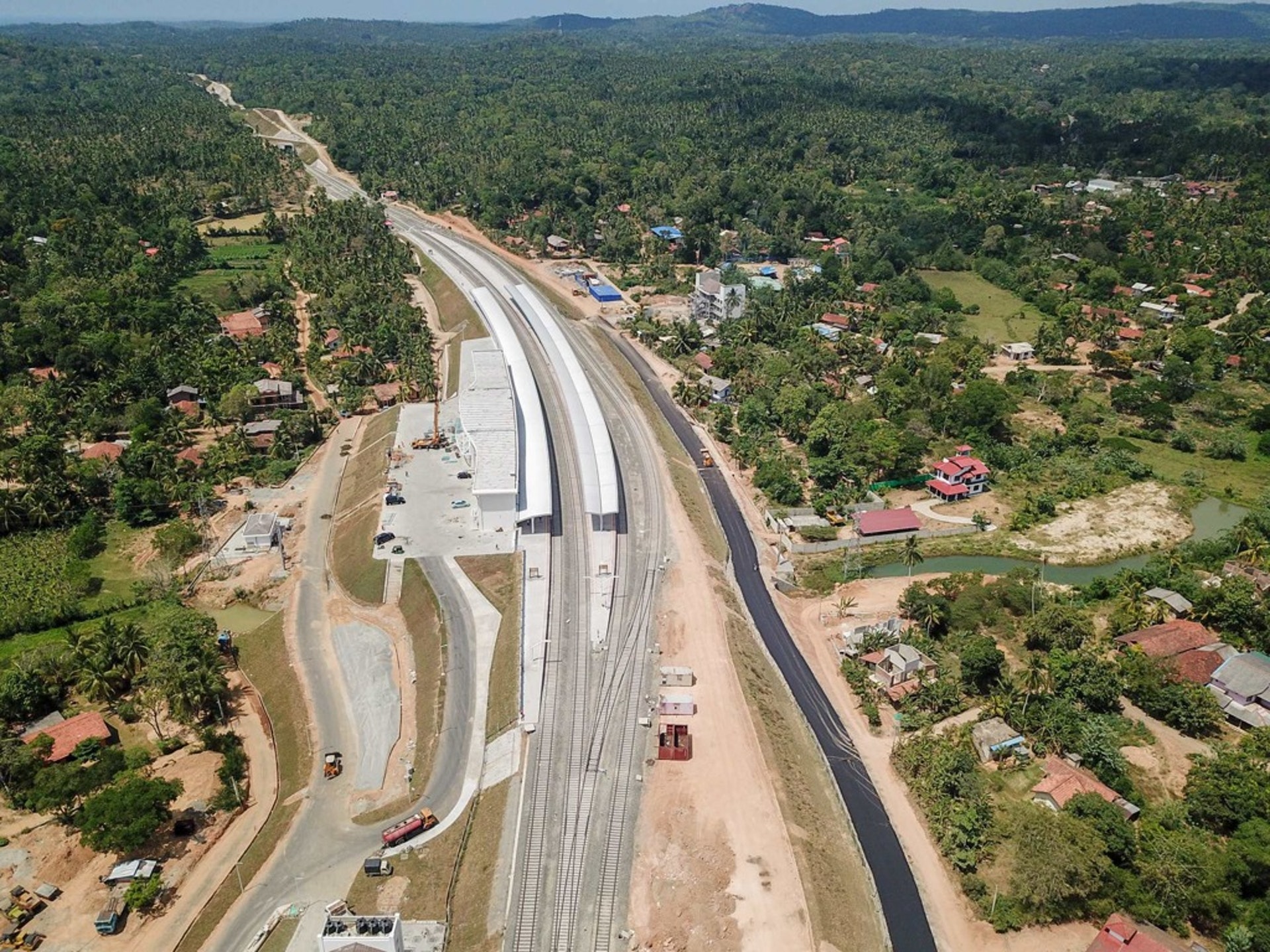 該項目是斯里蘭卡百年來第一條現代化鐵路。由中國勘察設計,中方企業施工。 (新華社)