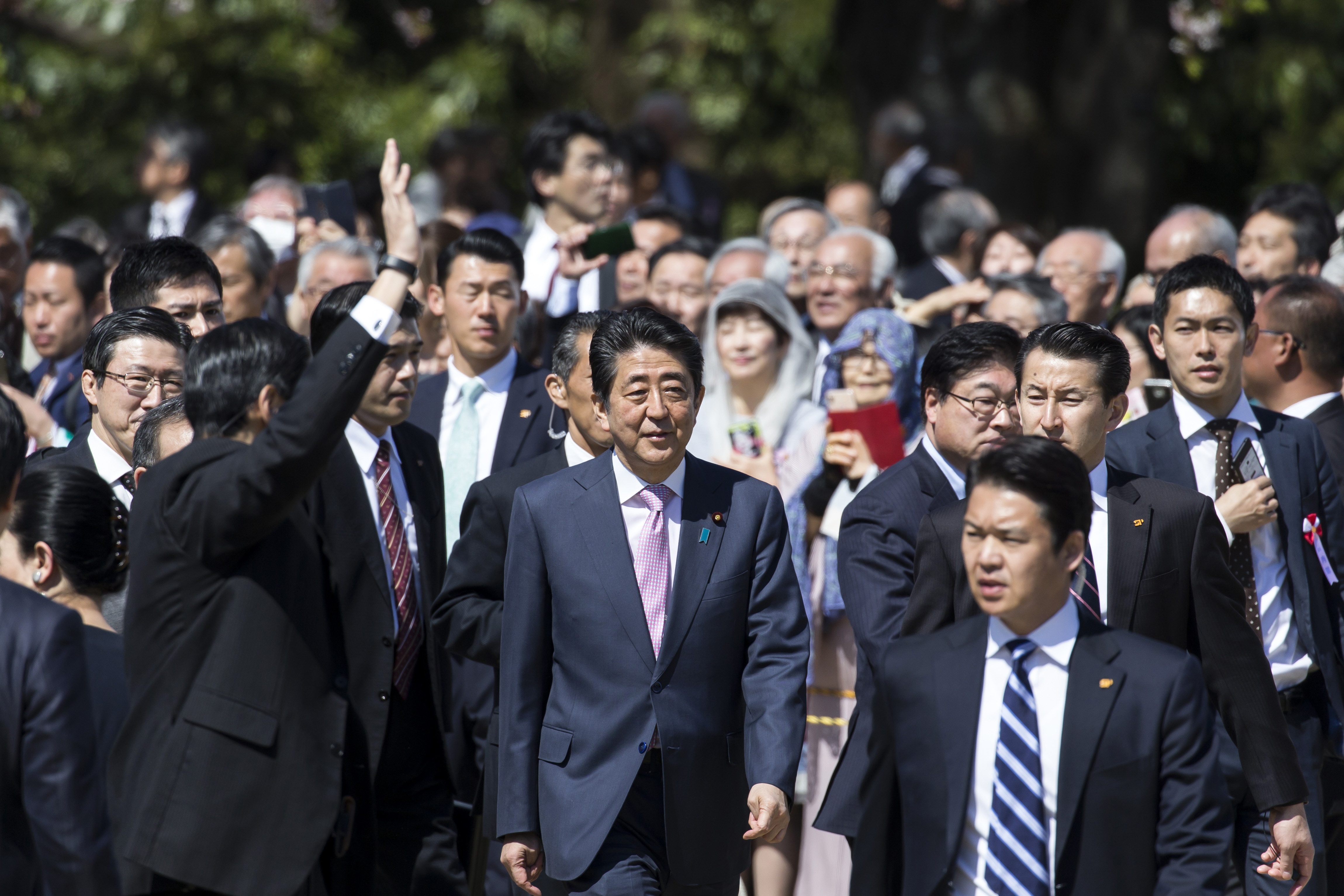 忙於拆解 賞櫻會 炸彈安倍成為日本 最長命首相 但不安寧