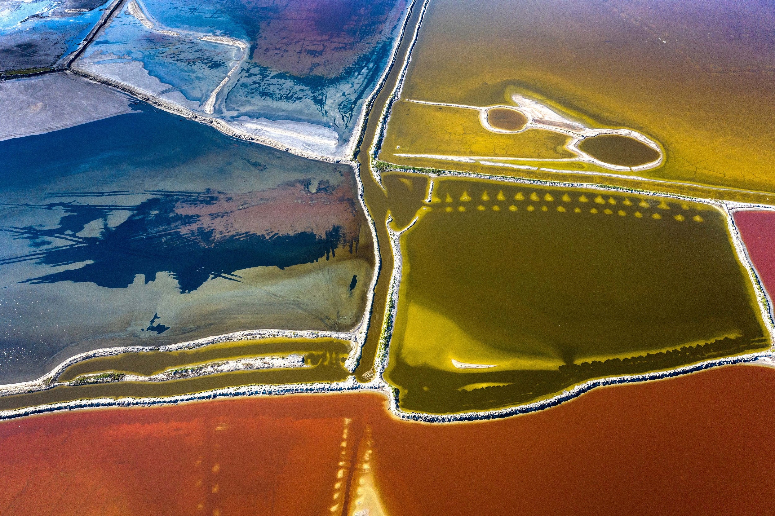 此外，夏季的高温，也會讓山西運城鹽湖湖水呈現出不同的顏色。（VCG）
