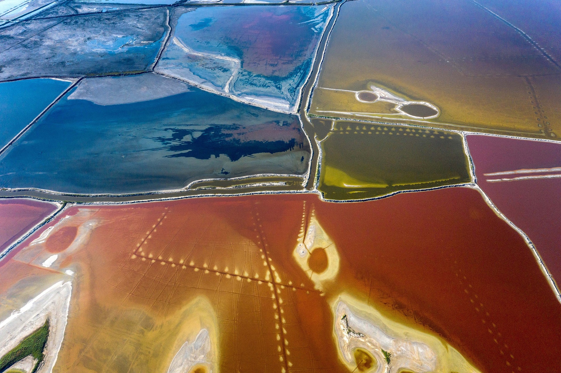 山西運城鹽湖因高温呈現繽紛色彩,猶如大地上的巨型調色板。(VCG) 山西運城鹽湖因高温呈現繽紛色彩,猶如大地上的巨型調色板。(VCG)