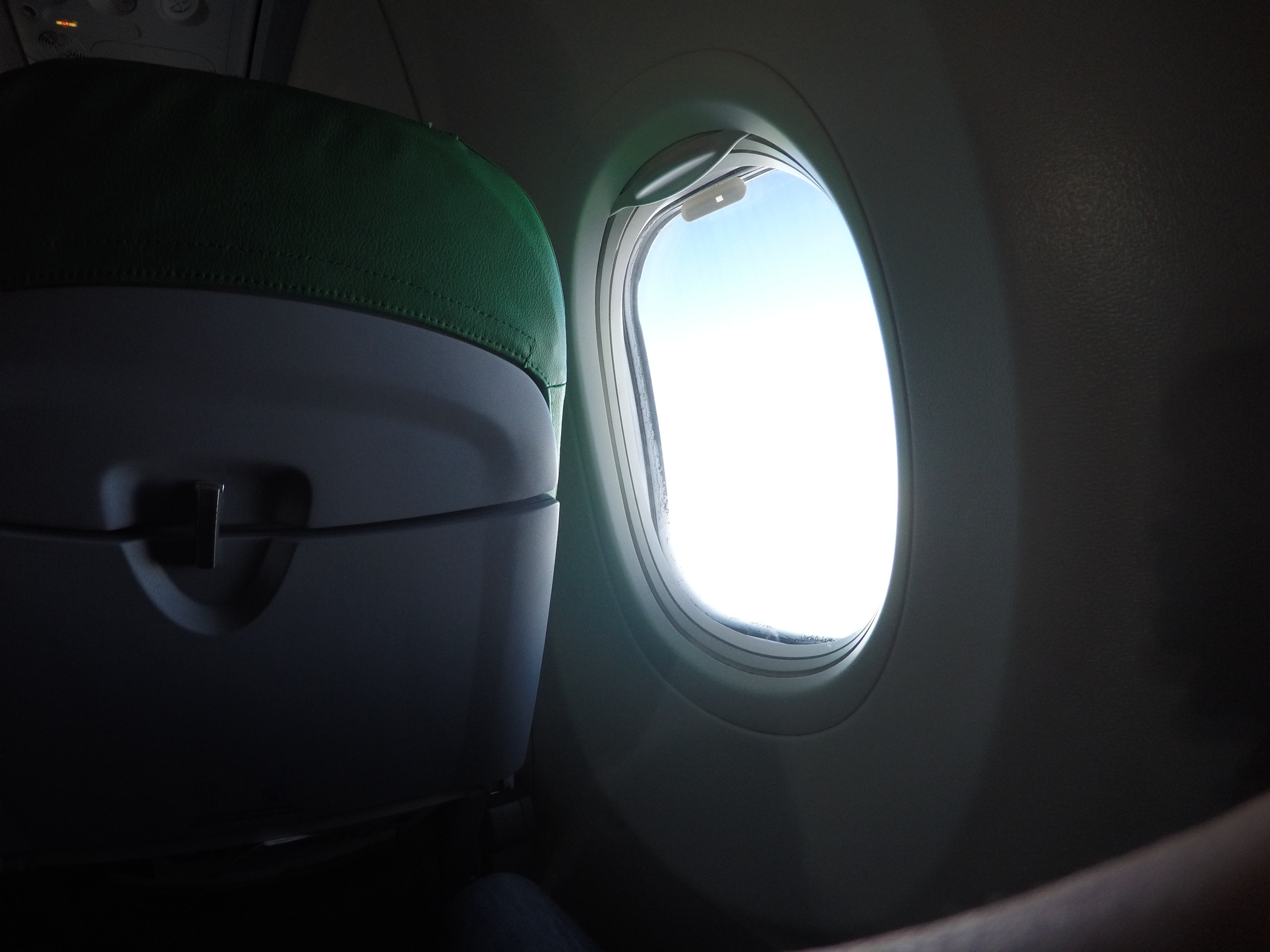 飛機在起飛跟降落的時候，總被要求要打開窗邊的遮光板。（unsplash@Angelo Abear）