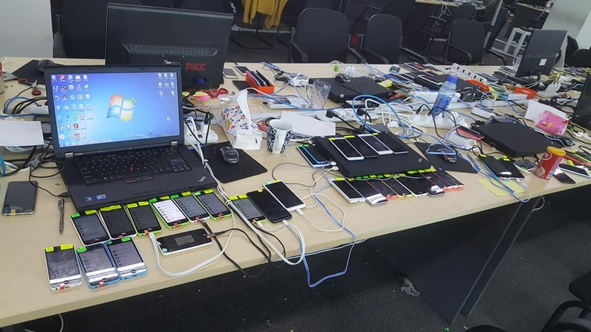 馬來西亞當局檢獲8000多部手機及近千部電腦。(Facebook@immigrationmalaysia) 馬來西亞當局檢獲8000多部手機及近千部電腦。(Facebook@immigrationmalaysia)