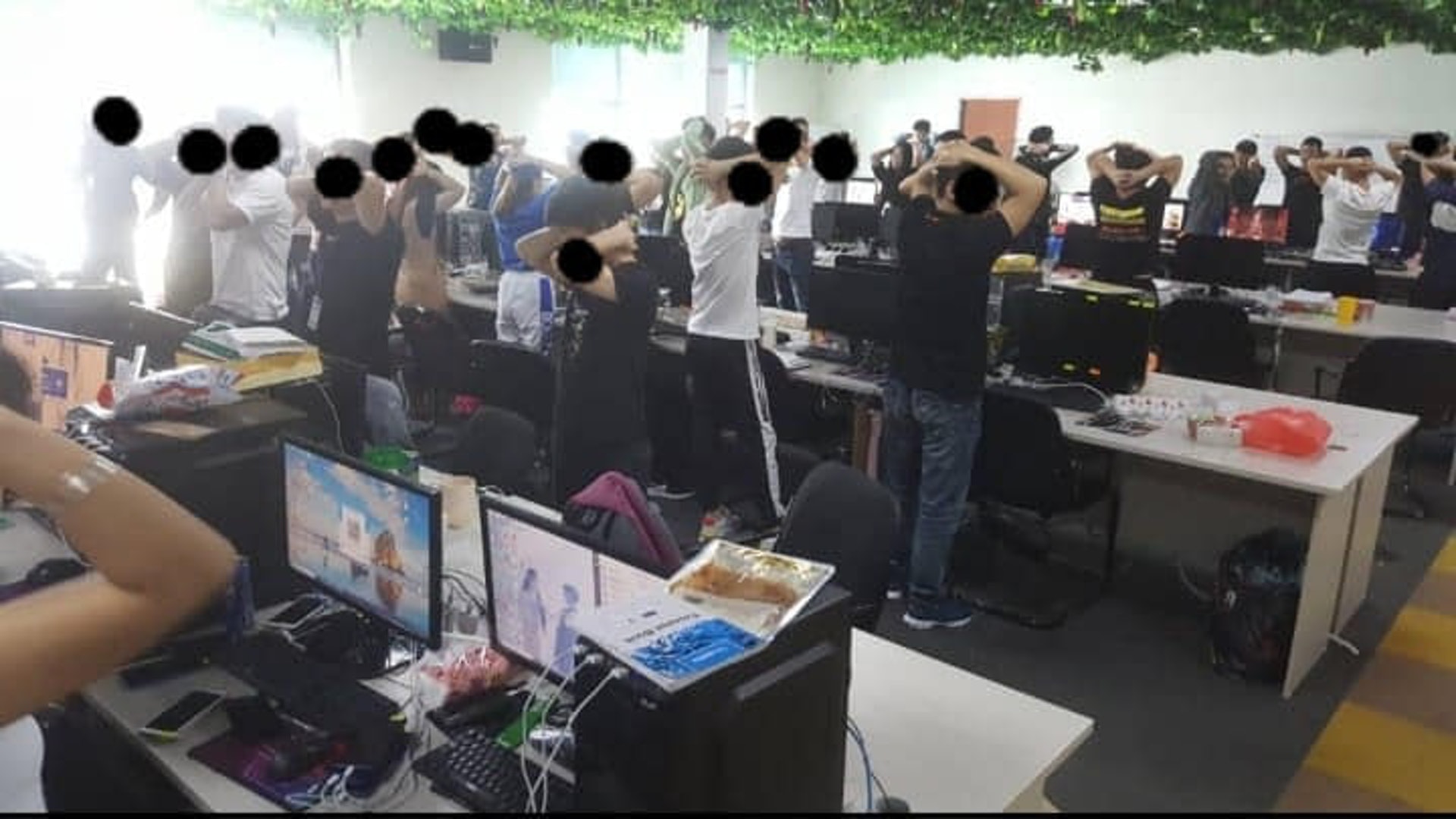 馬來西亞搗破一個涉及中國公民的網上電訊詐騙集團,拘捕680名中國人。(Facebook@immigrationmalaysia) 馬來西亞搗破一個涉及中國公民的網上電訊詐騙集團,拘捕680名中國人。(Facebook@immigrationmalaysia)