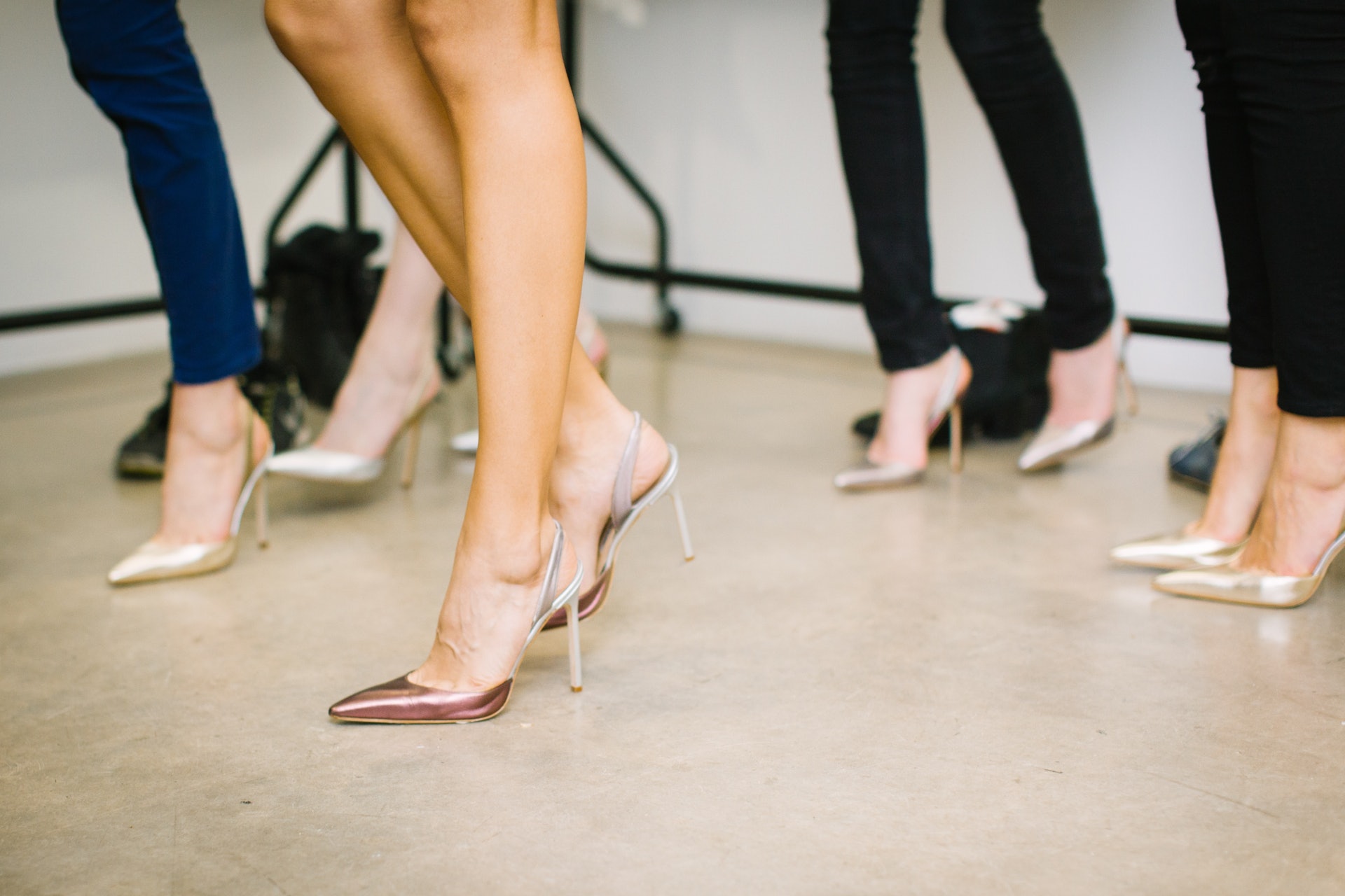 大部分穿高跟鞋的女士都有足痛問題，但長時間走路和站立的人士也會腳痛困擾！（krisatomic/unsplash）
