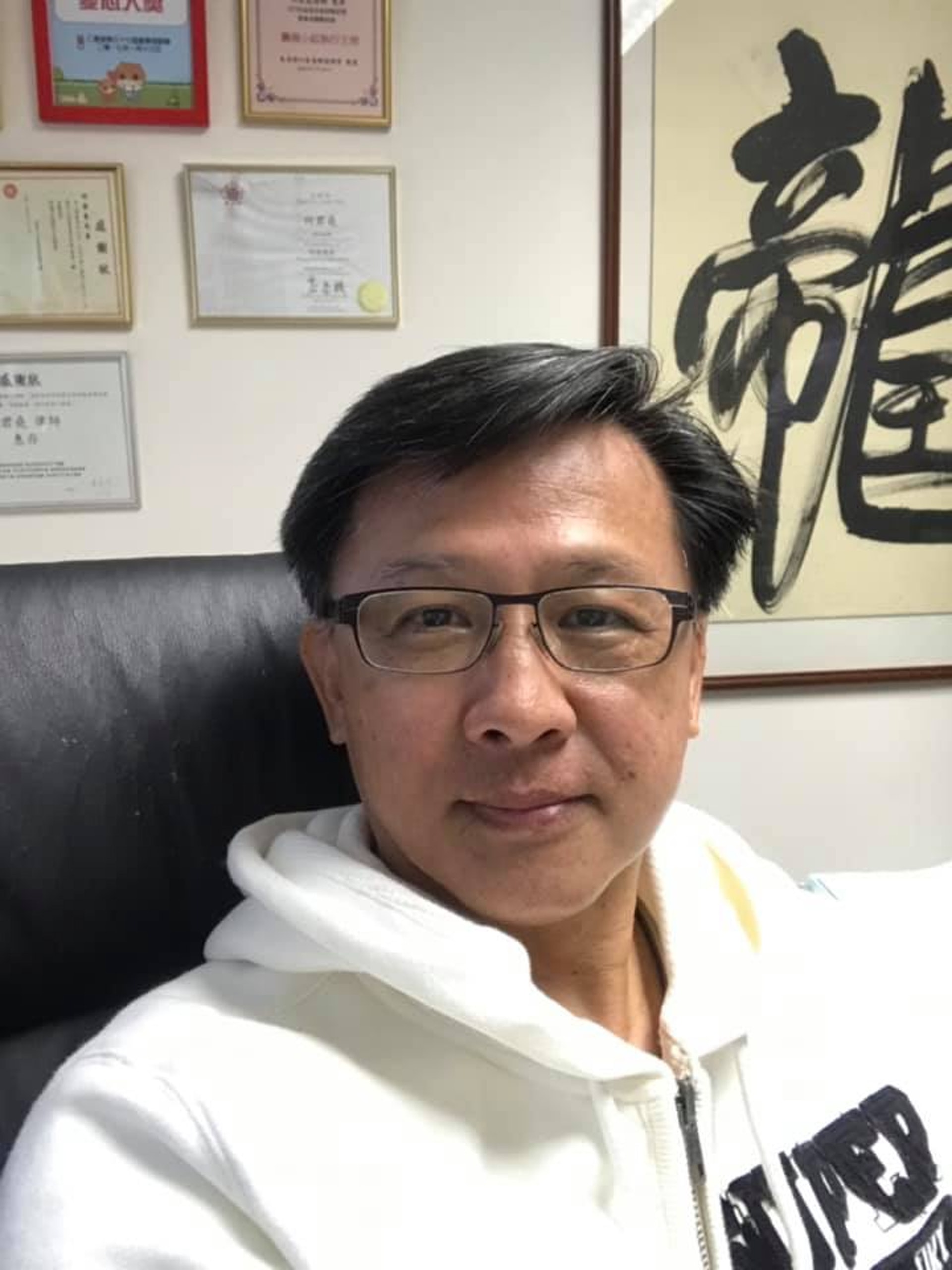 何君堯落選後,在社交媒體上發表感想,其中一句「今年非常,選舉非常,結果也異常!」,以異常來解釋自己選舉失敗,受到不少市民關注。(何君堯Facebook專頁) 何君堯落選後,在社交媒體上發表感想,其中一句「今年非常,選舉非常,結果也異常!」,以異常來解釋自己選舉失敗,受到不少市民關注。(何君堯Facebook專頁)