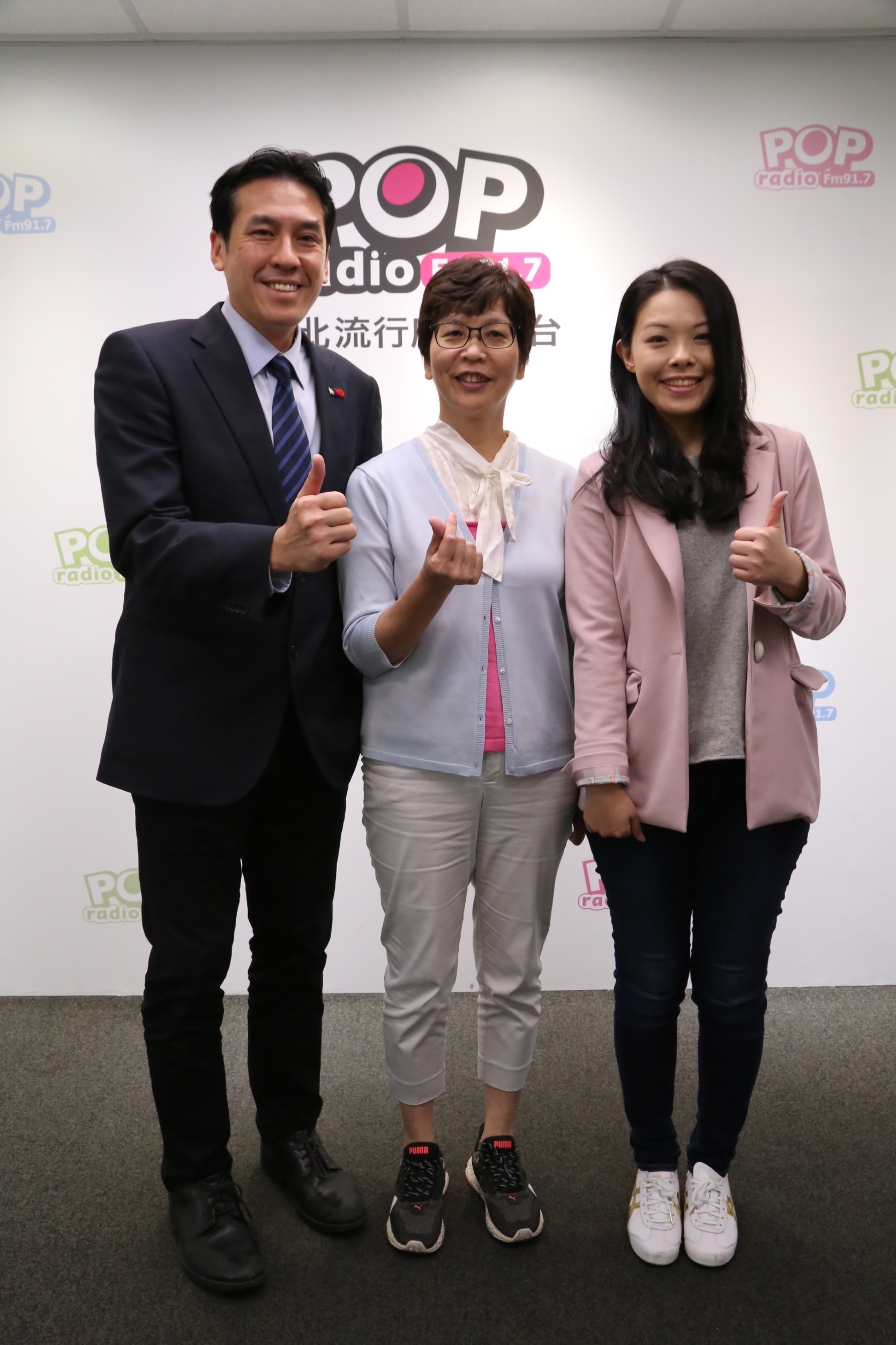 台灣傳媒人黃暐瀚（左）與台北市市政顧問蔡壁如（中）。（《POP撞新聞》提供）
