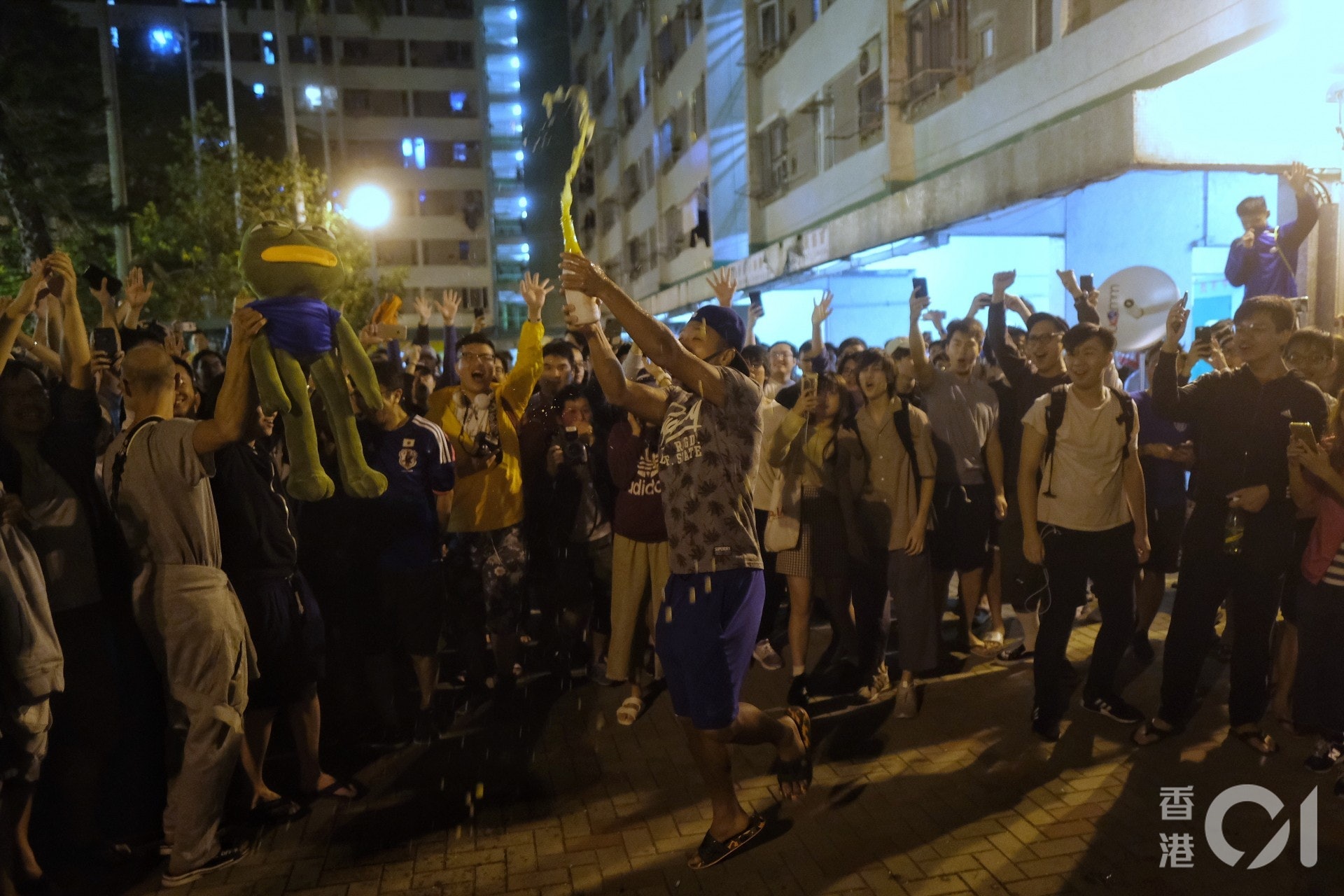 何君堯敗選消息傳出後,有大量市民歡呼,更有人開香檳慶祝。(曾梓洋攝) 何君堯敗選消息傳出後,有大量市民歡呼,更有人開香檳慶祝。(曾梓洋攝)