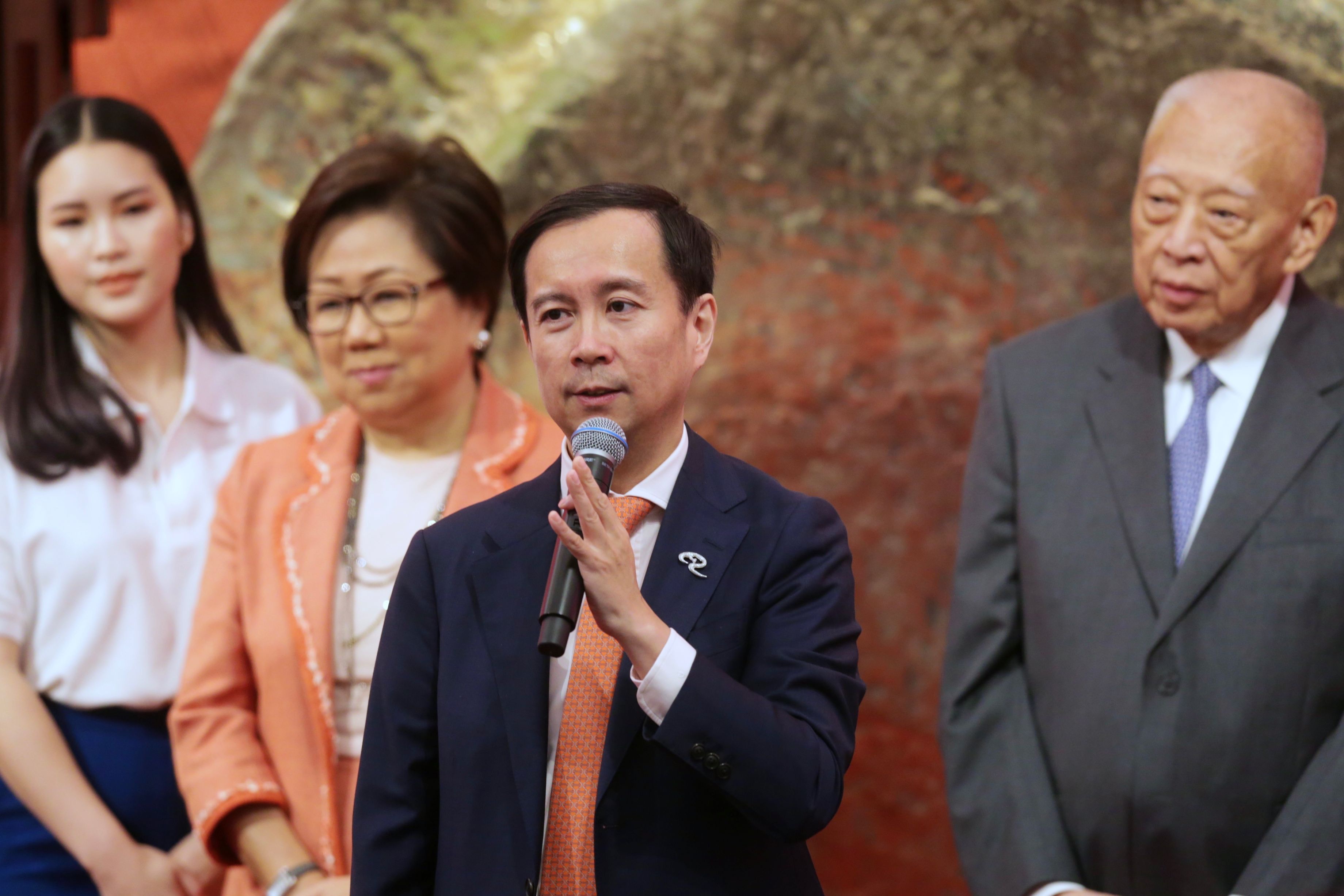 阿里巴巴回家首掛升逾6% 每手賺1160元全日成交額近140億元