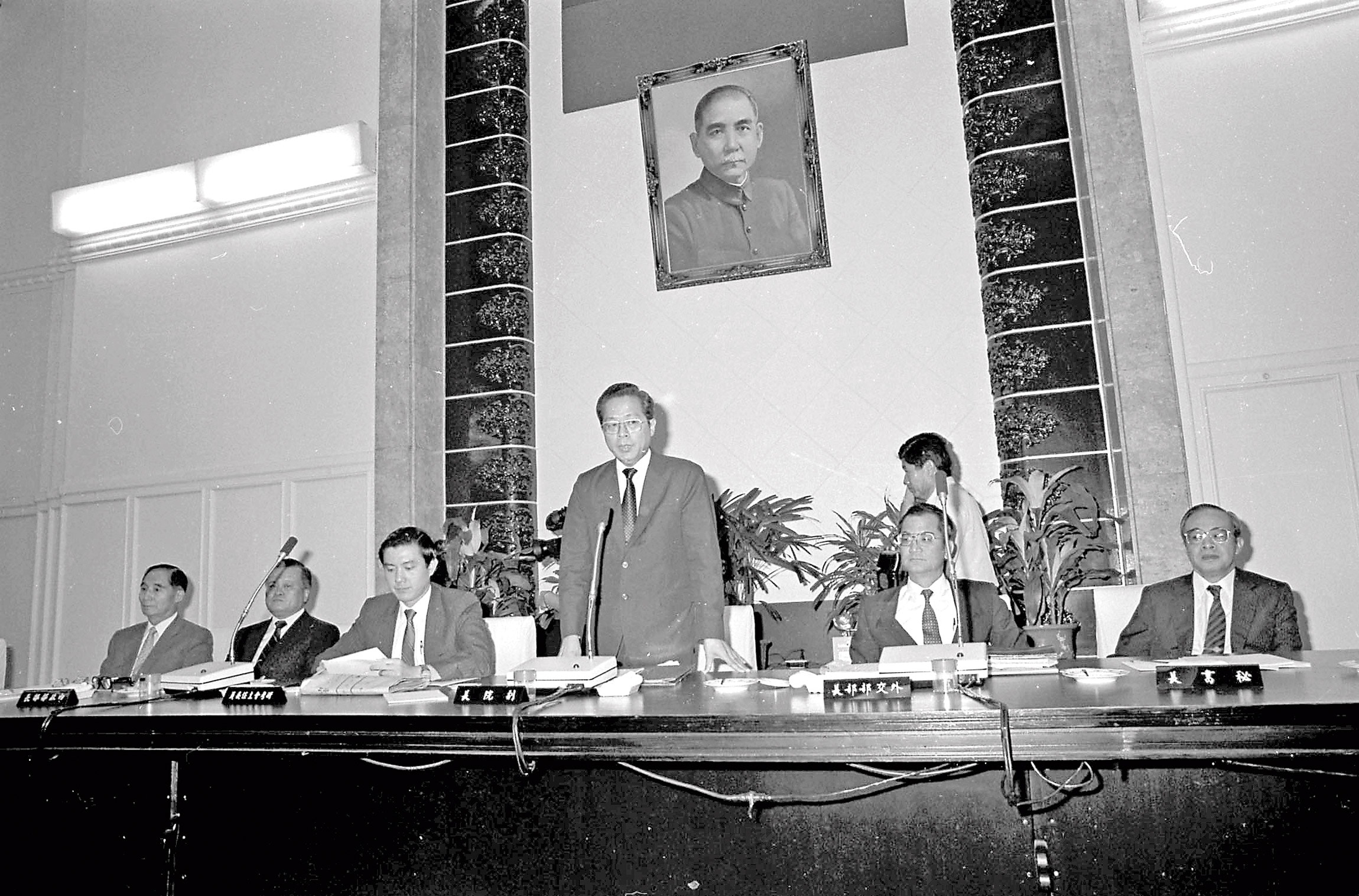 1988年8月，行政院成立大陸工作會報並召開首次會議，時任外交部長連戰、研考會主任委員馬英九等人出席會議。（資料圖片）