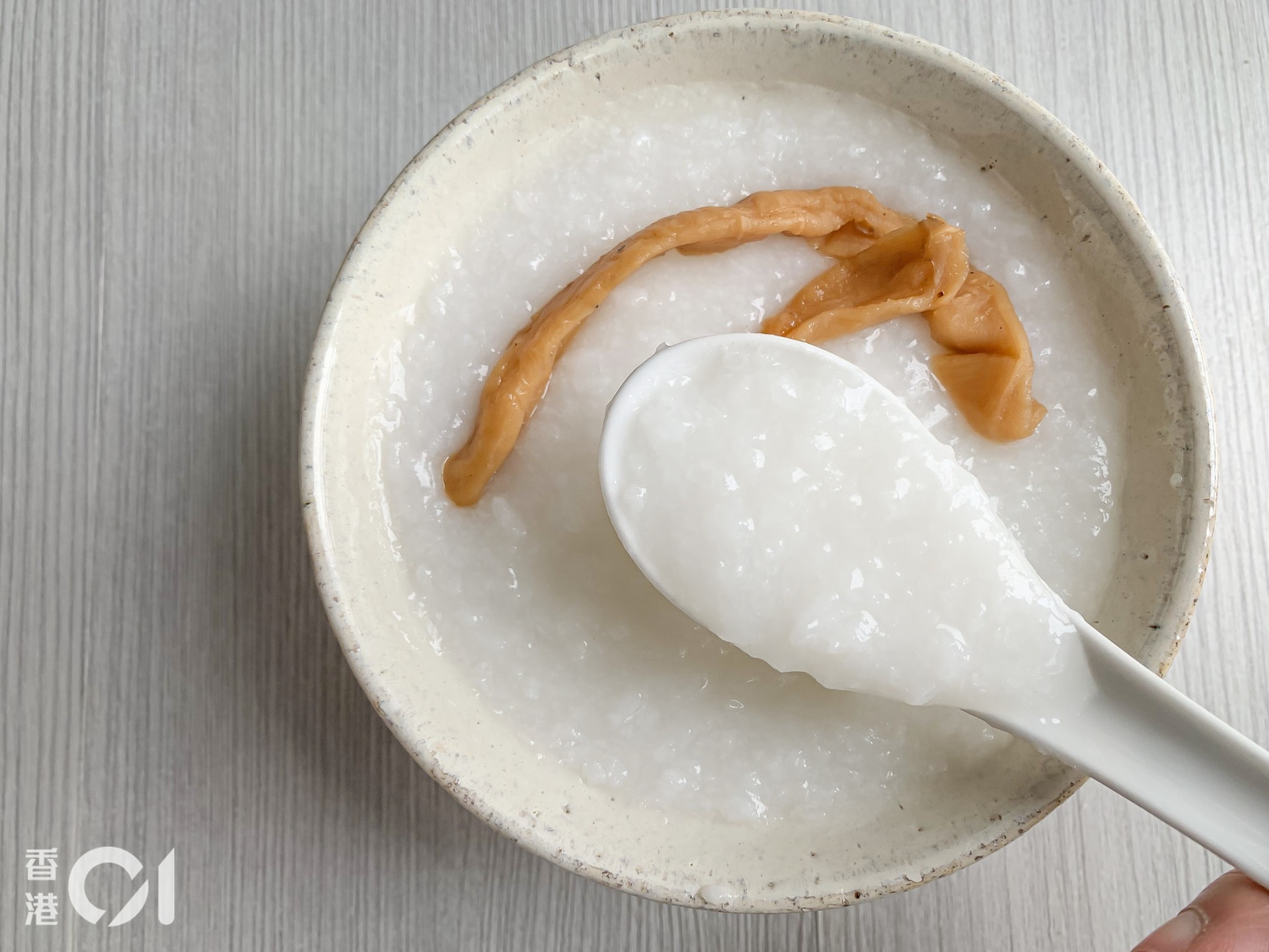 加快米粒、豆子等煮腍化開,要遲下糖、鹽。(尹嘉蔚攝) 加快米粒、豆子等煮腍化開,要遲下糖、鹽。(尹嘉蔚攝)