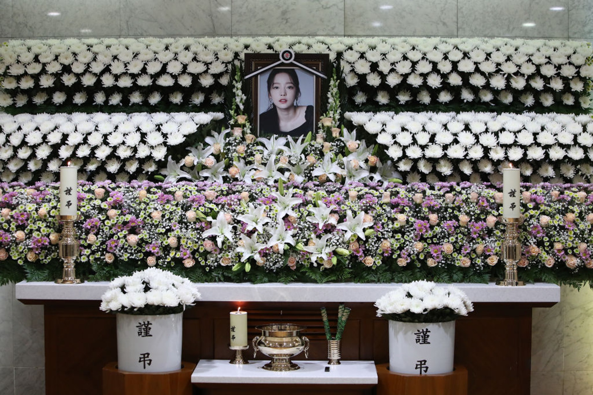 具荷拉葬禮:圖為葬禮上的弔唁現場(Getty Images) 具荷拉葬禮:圖為葬禮上的弔唁現場(Getty Images)
