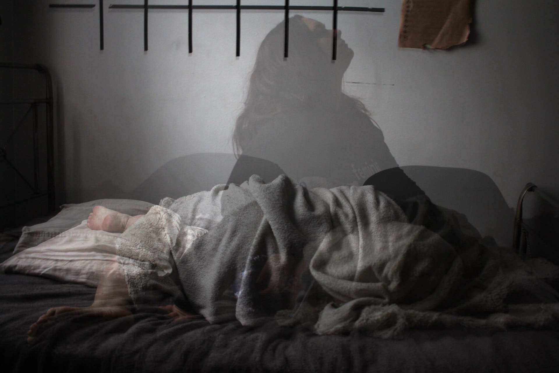 失眠是一種睡眠障礙,泛指不能入睡、過早或間歇性睡醒所引致睡眠不足。(inasequoia/unsplash) 失眠是一種睡眠障礙,泛指不能入睡、過早或間歇性睡醒所引致睡眠不足。(inasequoia/unsplash)