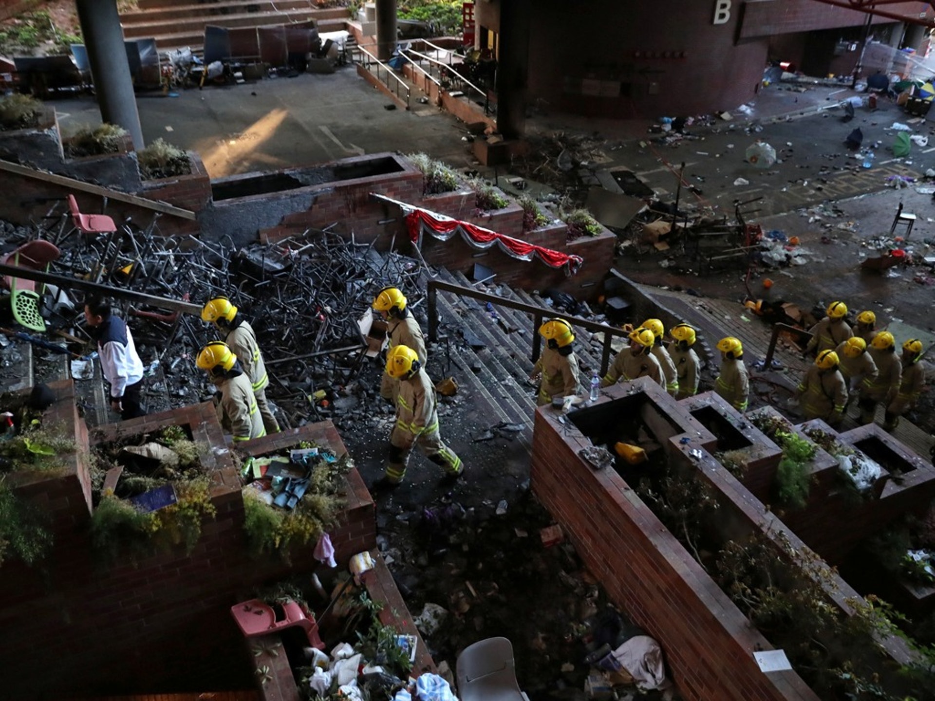 11月28日,由香港警方和地方當局組成的安全小組成員抵達中國香港香港理工大學校園,對不安全物品進行評估和清理。(AP) 11月28日,由香港警方和地方當局組成的安全小組成員抵達中國香港香港理工大學校園,對不安全物品進行評估和清理。(AP)