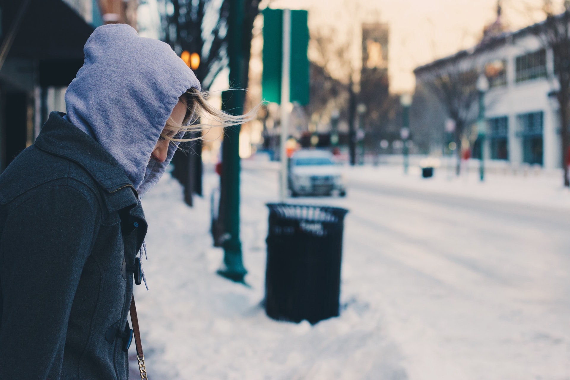 冬天風大，不少人都會加添衣物保暖，飲茶也有一定暖身功效。（Sarah Vilardo/unsplash）