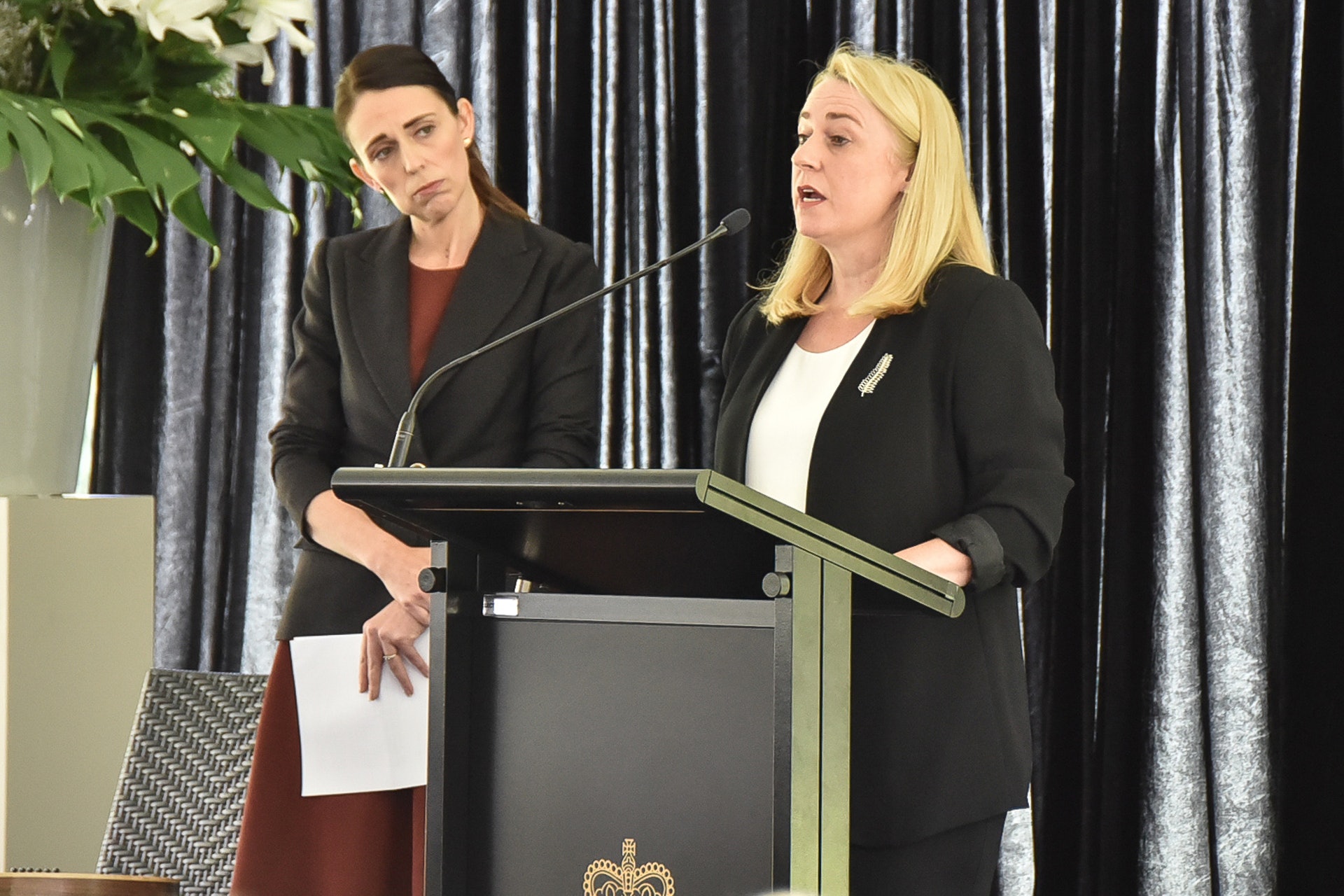 新西蘭總理阿德恩及新西蘭航空公司董事長沃爾什11月28日出席901班機墜毀40周年悼念活動,她們都為當年的悲劇向公眾致歉。(Getty Images) 新西蘭總理阿德恩及新西蘭航空公司董事長沃爾什11月28日出席901班機墜毀40周年悼念活動,她們都為當年的悲劇向公眾致歉。(Getty Images)