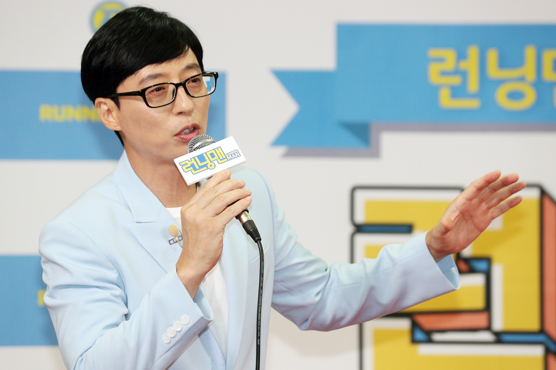 韓國著名主持劉在錫曾在拍攝《Running Man》期間受傷,額頭縫三針(視覺中國) (視覺中國)