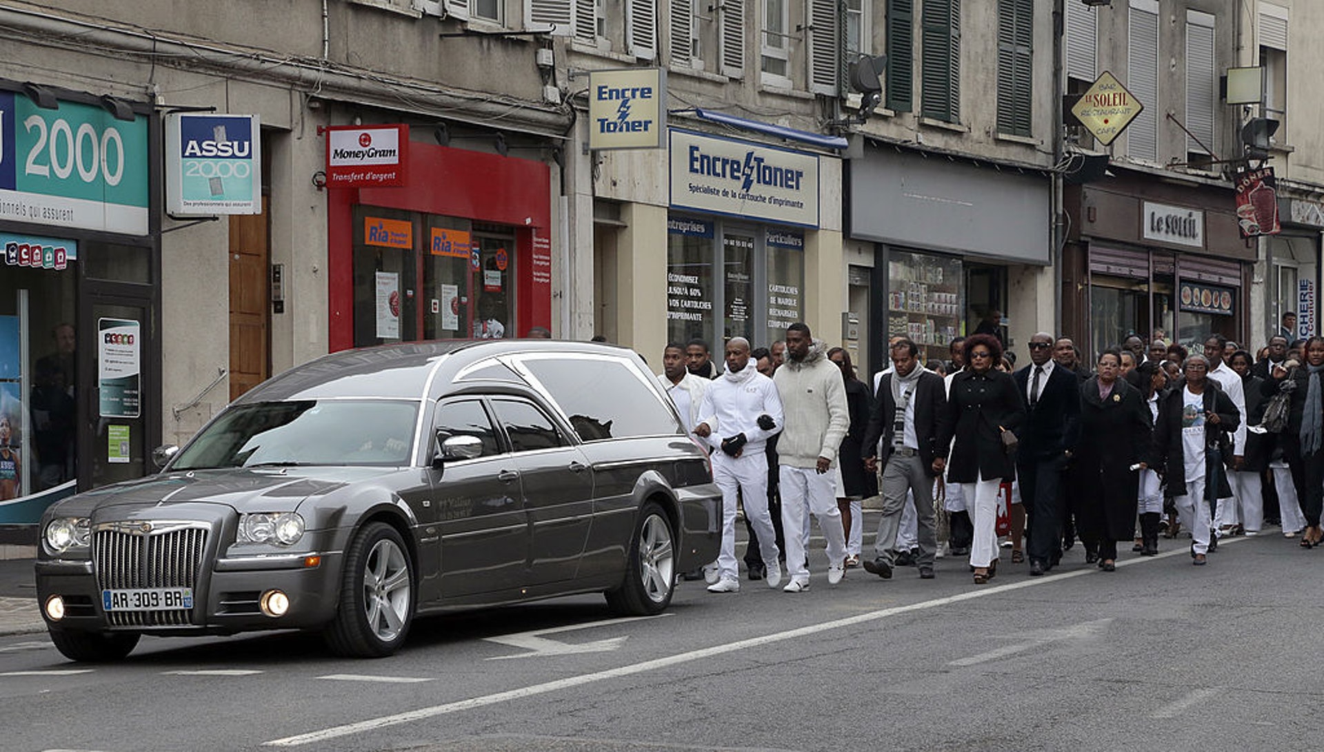 2013年,法國一名25歲年輕人Gerald Babin在參與法國版《生還者》錄影期間因心臟問題猝死,圖為他出殯的場面(Getty Images) (Getty Images)