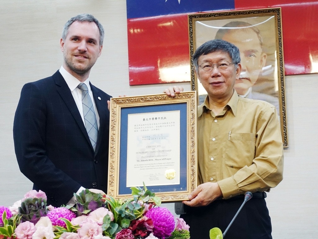 賀瑞普自稱「台灣迷」，出任布拉格市長後解除與北京友好城市關係。圖為2019年3月28日，台北市長柯文哲（右）向賀瑞普頒發「榮譽市民狀」。（中央社）