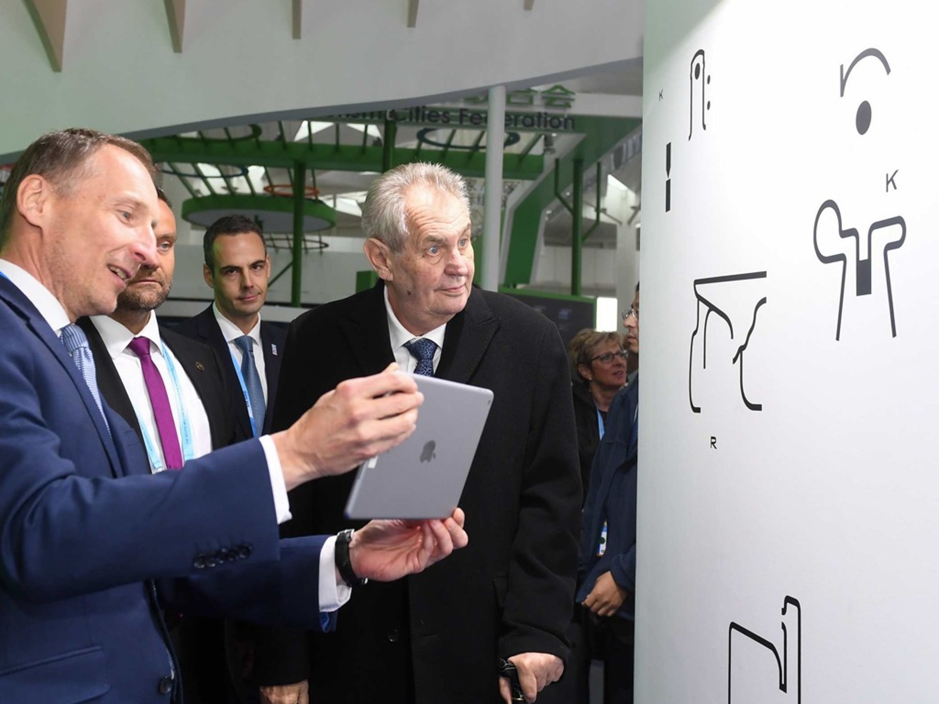 2019年4月28日,澤曼在北京世園會國際館內的捷克展位參觀。(新華社)