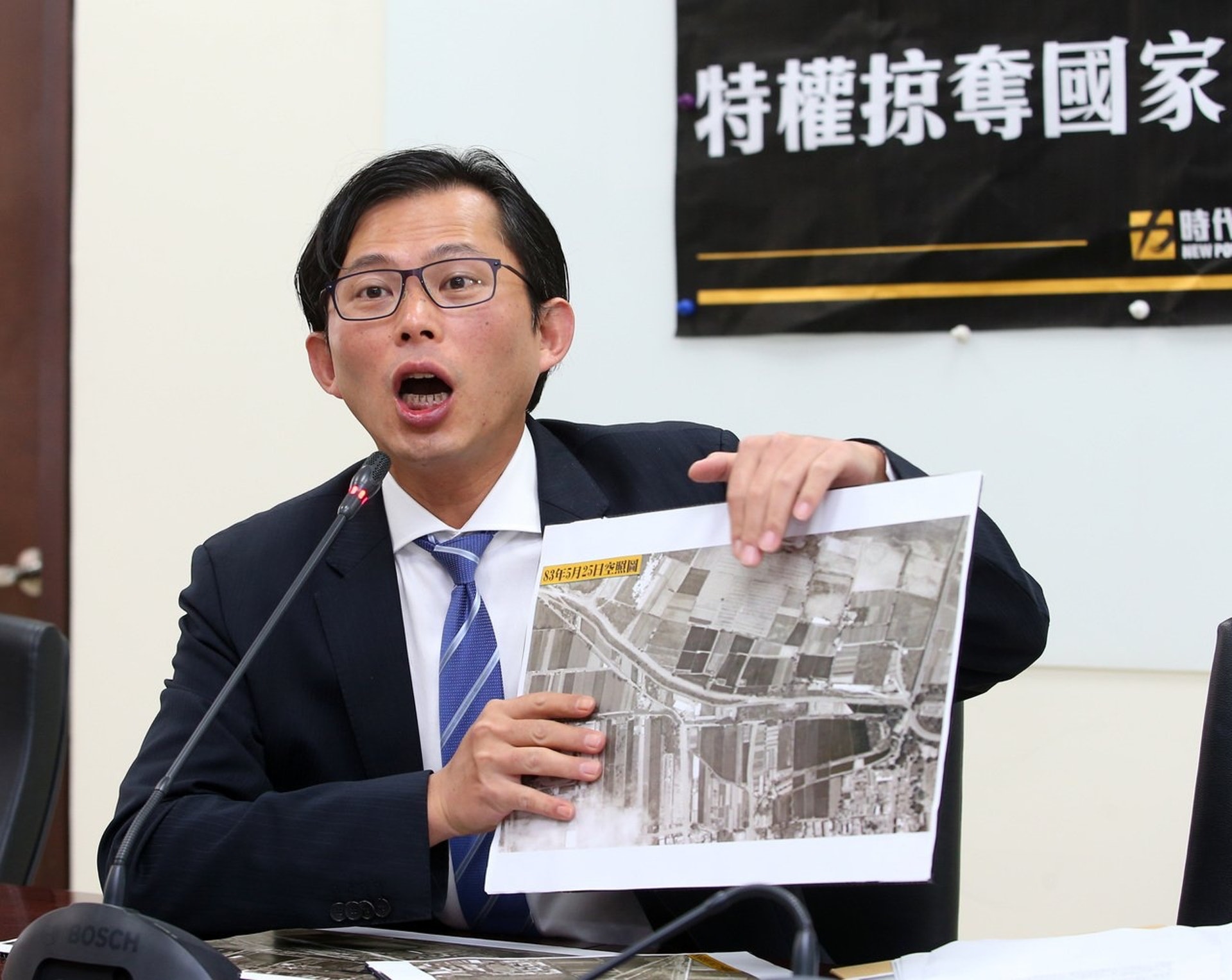 黃國昌在記者會上指控李佳芬的家族過去憑恃家族成員擔任地方民代,以及夫婿韓國瑜擔任立法委員期間之權勢,於濁水溪盜採砂石。(聯合新聞網) 黃國昌在記者會上指控李佳芬的家族過去憑恃家族成員擔任地方民代,以及夫婿韓國瑜擔任立法委員期間之權勢,於濁水溪盜採砂石。(聯合新聞網)