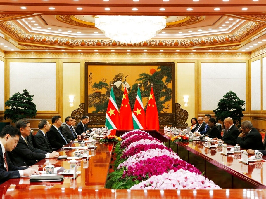 圖為蘇里南總統鮑特瑟11月27日在訪問中國期間，於北京人民大會堂出席會議。（AP）