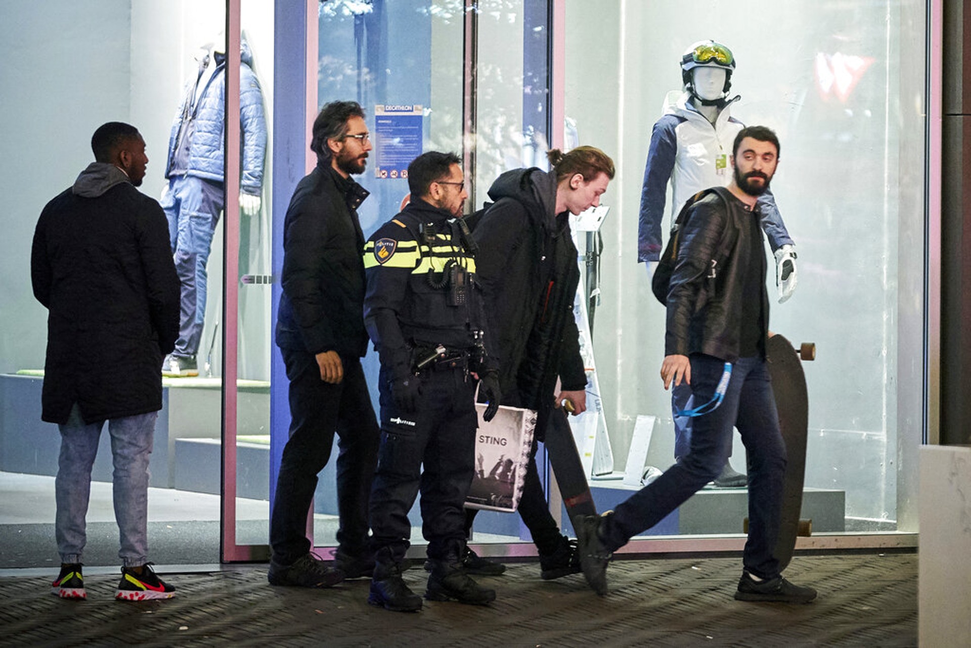 荷蘭城市海牙(Hague)發生持刀襲擊案,警方正追捕一名45至50歲,身穿灰色運動外套的男人,相信是北非移民。(AP)