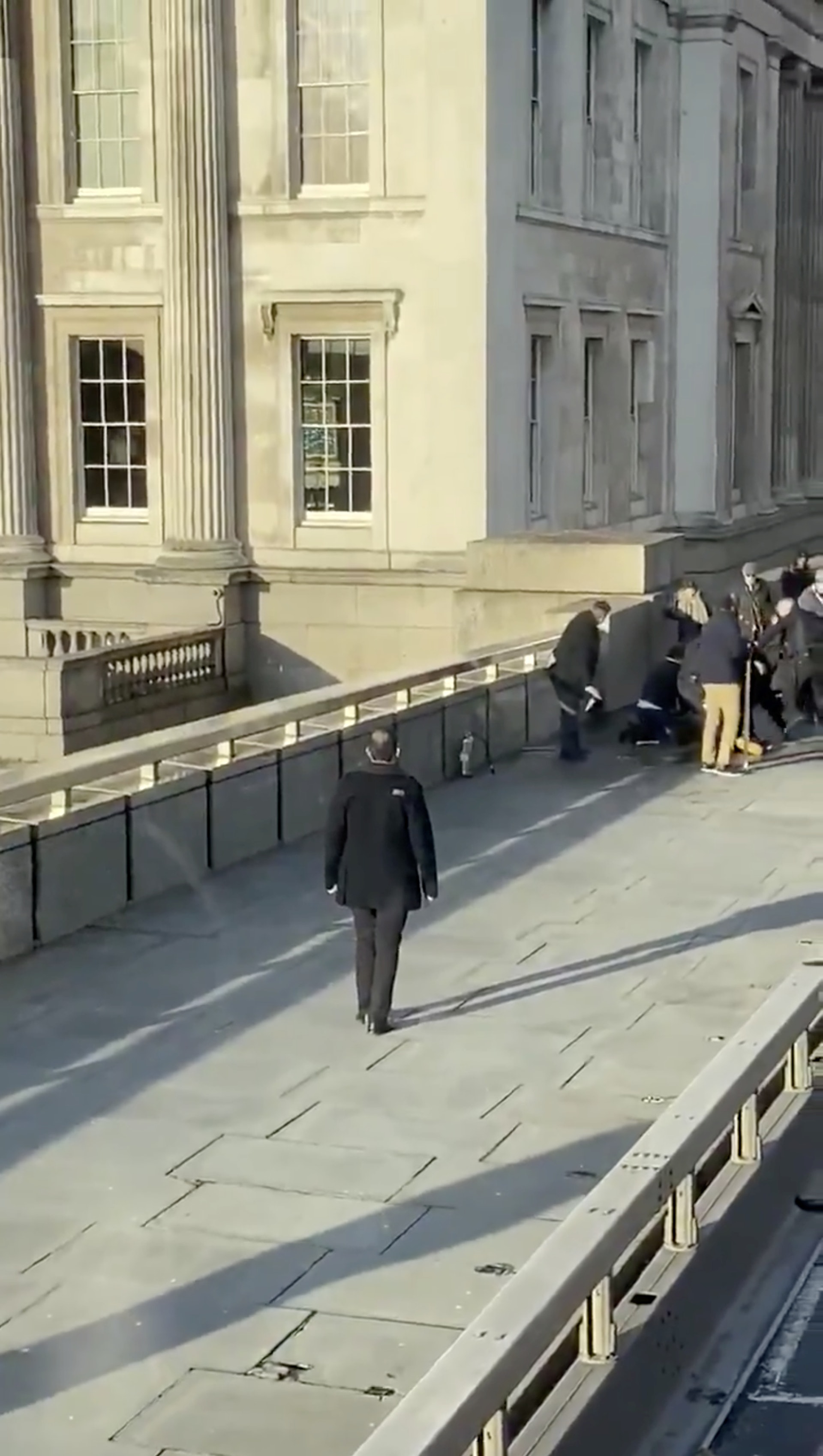 英國倫敦橋恐襲:圖為倫敦橋11月29日發生恐襲後,一名途人持刀離開現場。(Reuters)