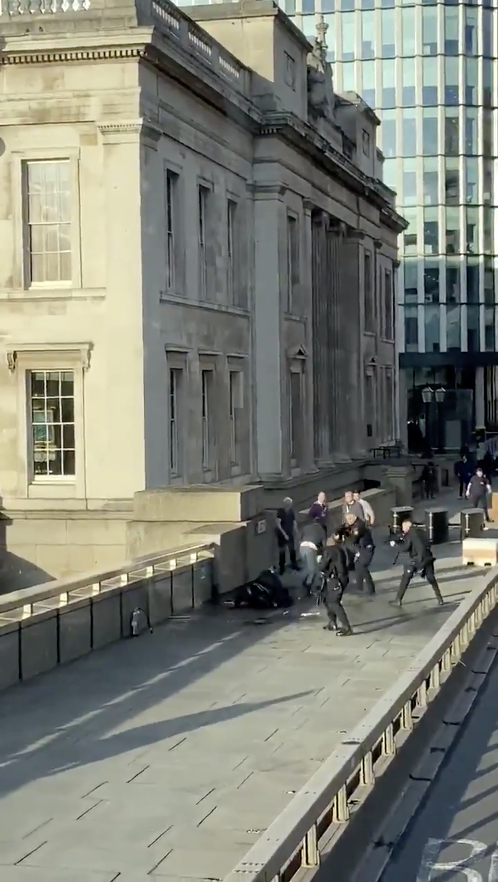 英國倫敦橋恐襲:圖為倫敦橋11月29日發生恐襲後,警方開槍擊斃刀手的情形。(Reuters)