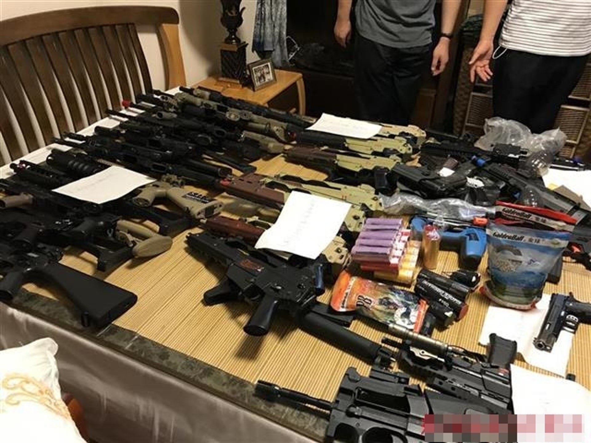 武漢海關收繳的各類槍枝及槍枝核心配件。(楚天都市報) 武漢海關收繳的各類槍枝及槍枝核心配件。(楚天都市報)