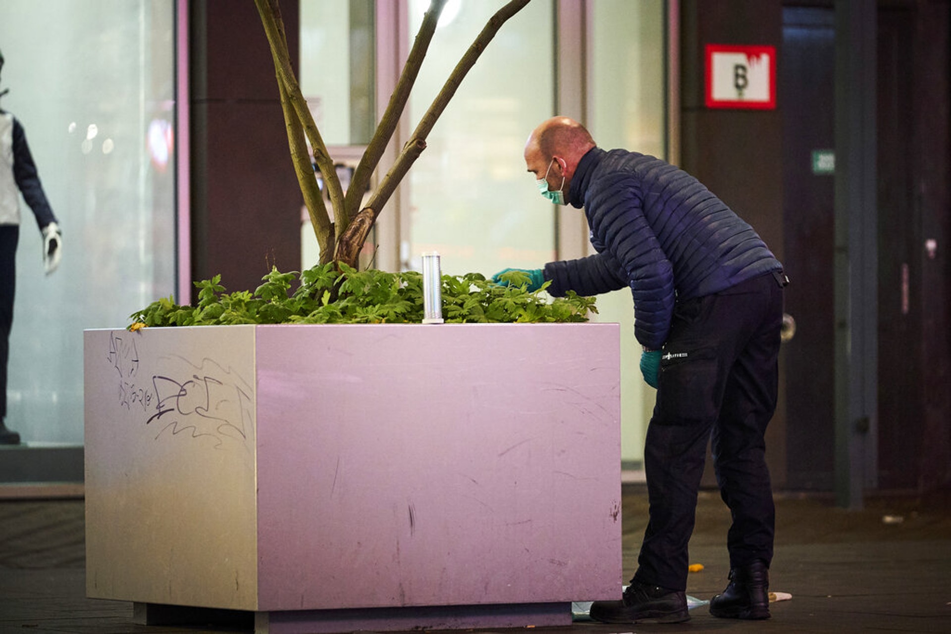 荷蘭城市海牙(The Hague)11月29日發生持刀襲擊事件後,警方在現場調查。(AP)