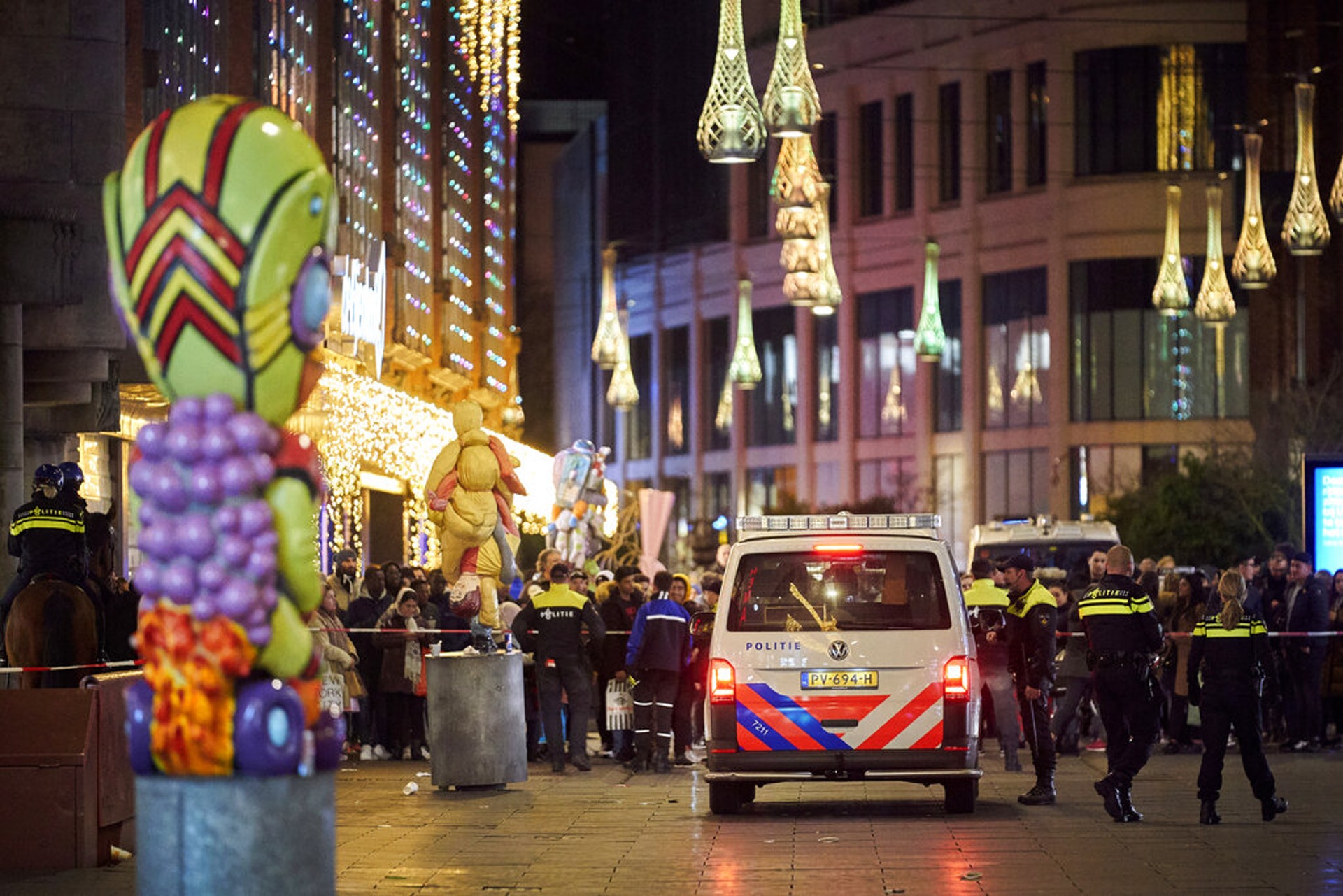 荷蘭城市海牙(The Hague)11月29日發生持刀襲擊事件後,警方在現場調查。(AP)